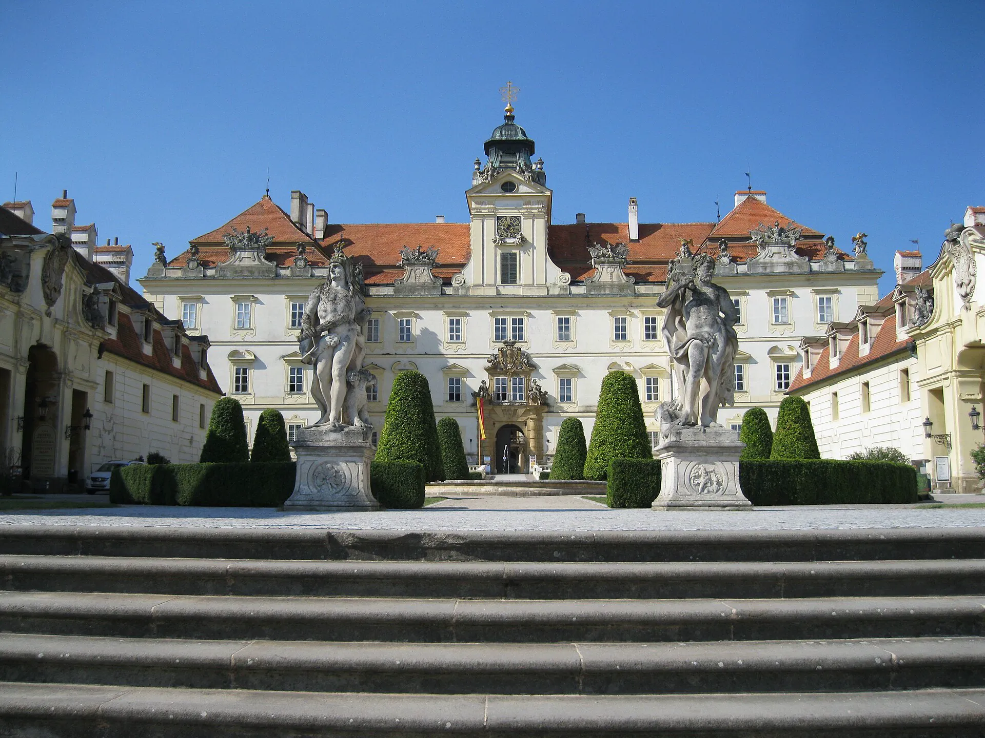 Barokní sochy a zámecká věž s hodinami od zahradních schodů