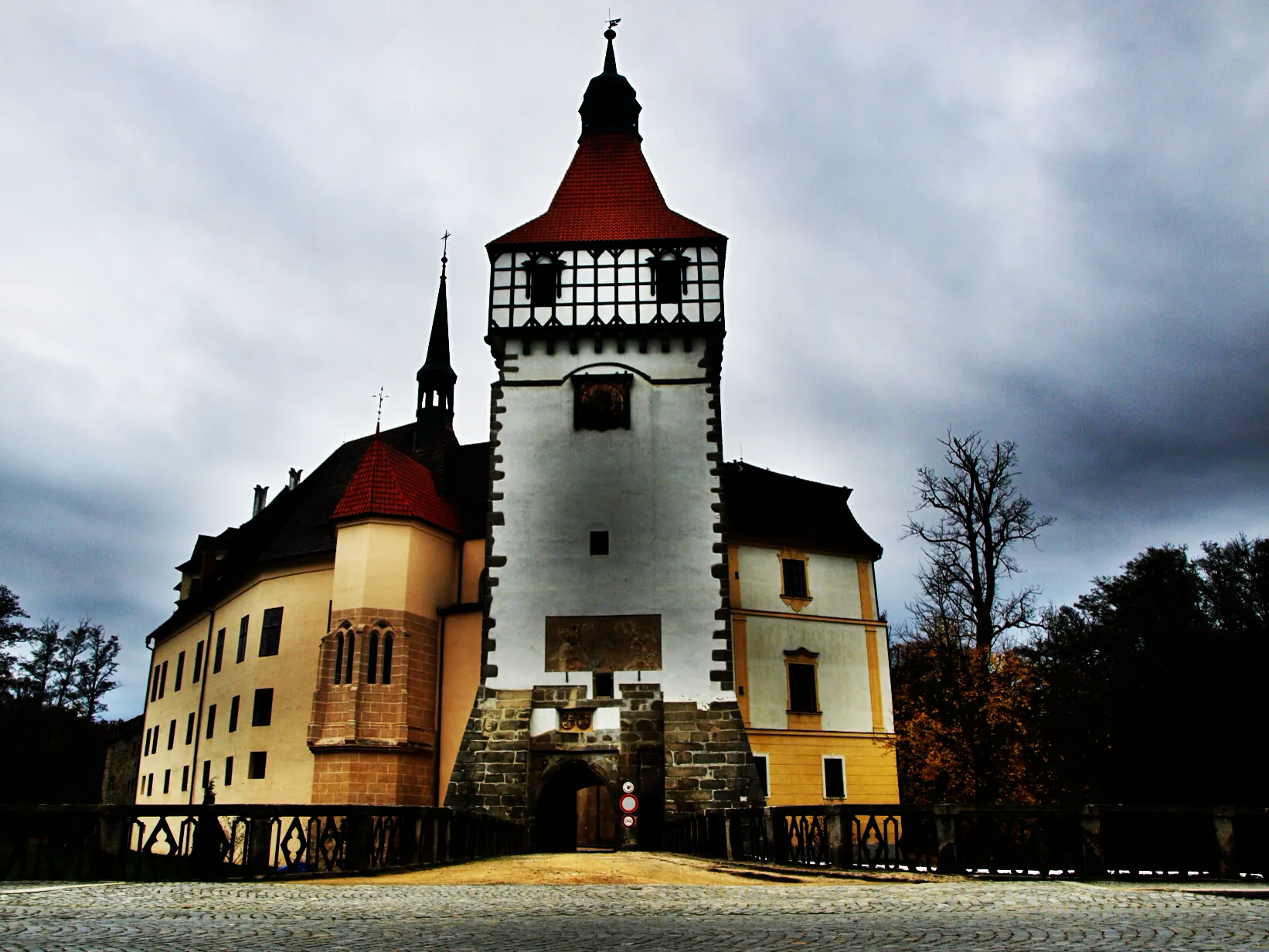 Vstupní věž zámku s dřevěnou pavlačí a padacím mostem