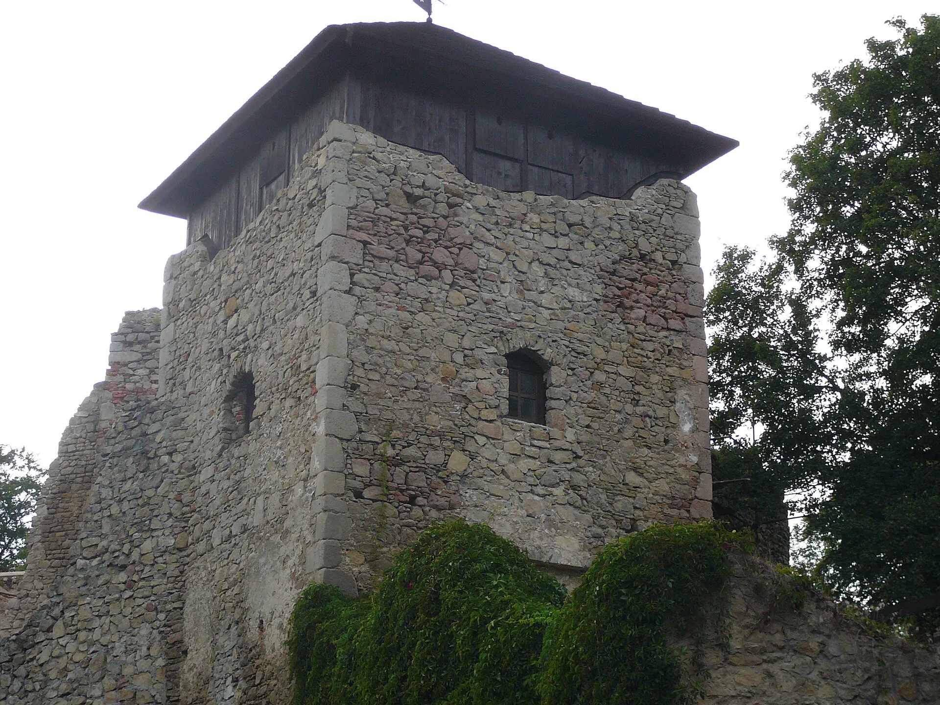 Svatojánská věž s kamenným zdivem a dřevěnou nadstavbou