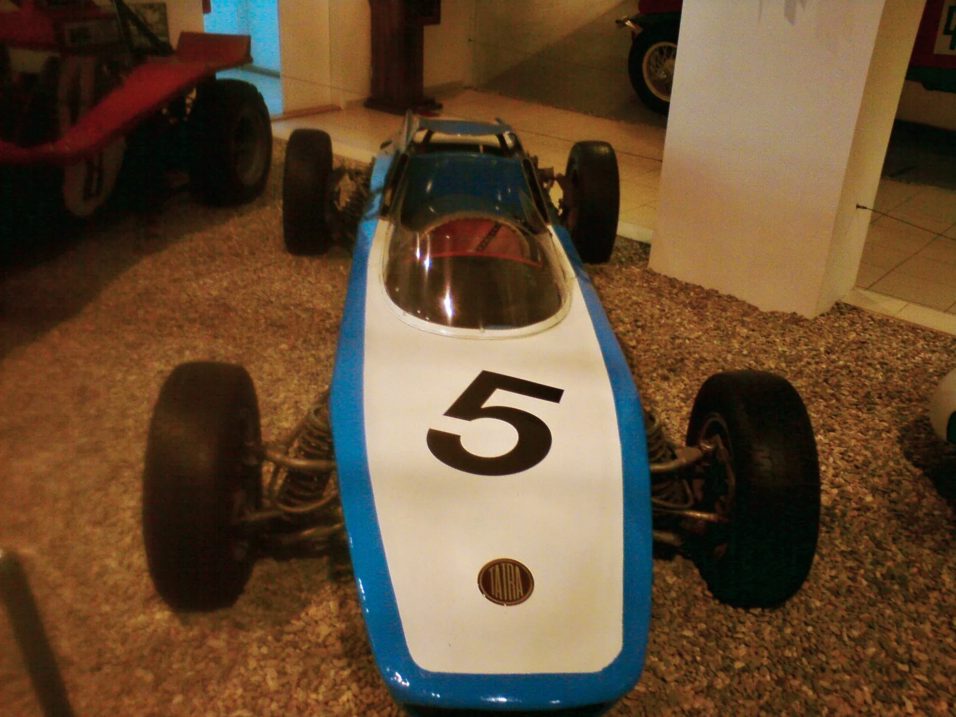 Modrý závodní speciál Tatra formule v expozici