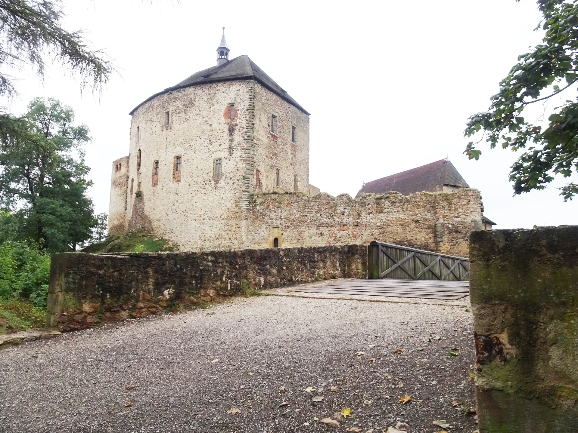 Přístupová cesta k hradu Točník, most a mohutná věž nad kamennou hradbou