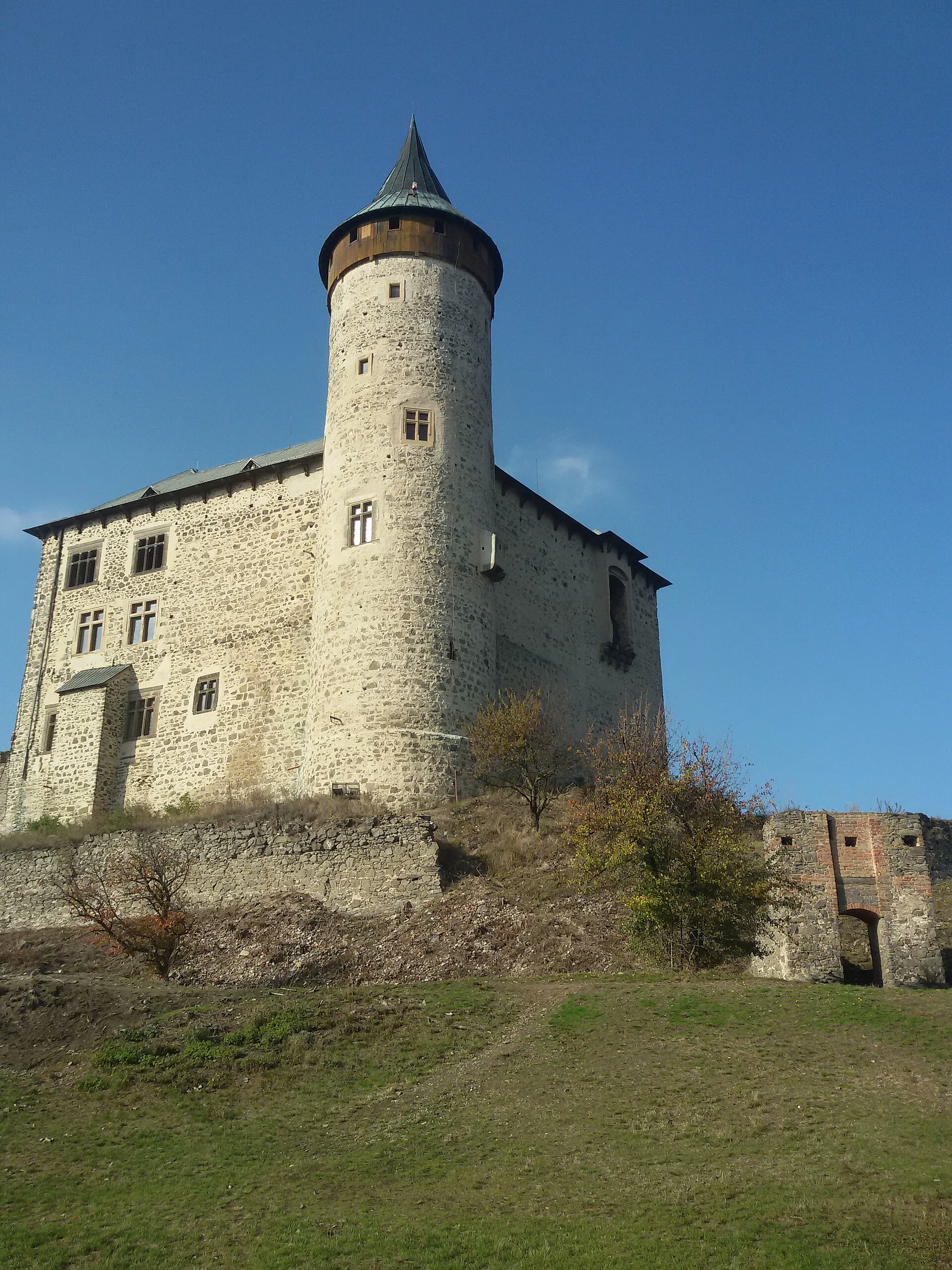 Věž a palác hradu Kunětická hora na podzim