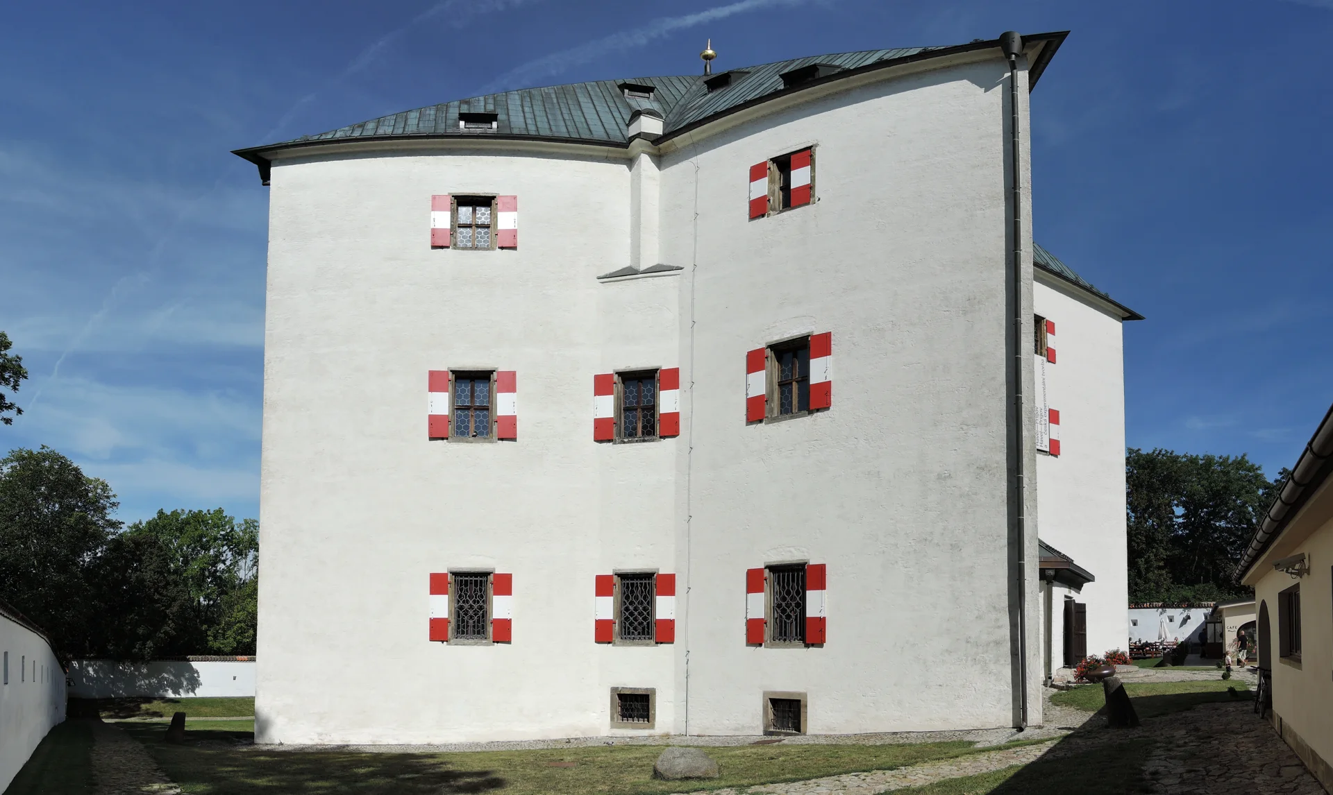 Boční pohled na letohrádek Hvězda, sgrafitová fasáda a vysoká jehlanová střecha