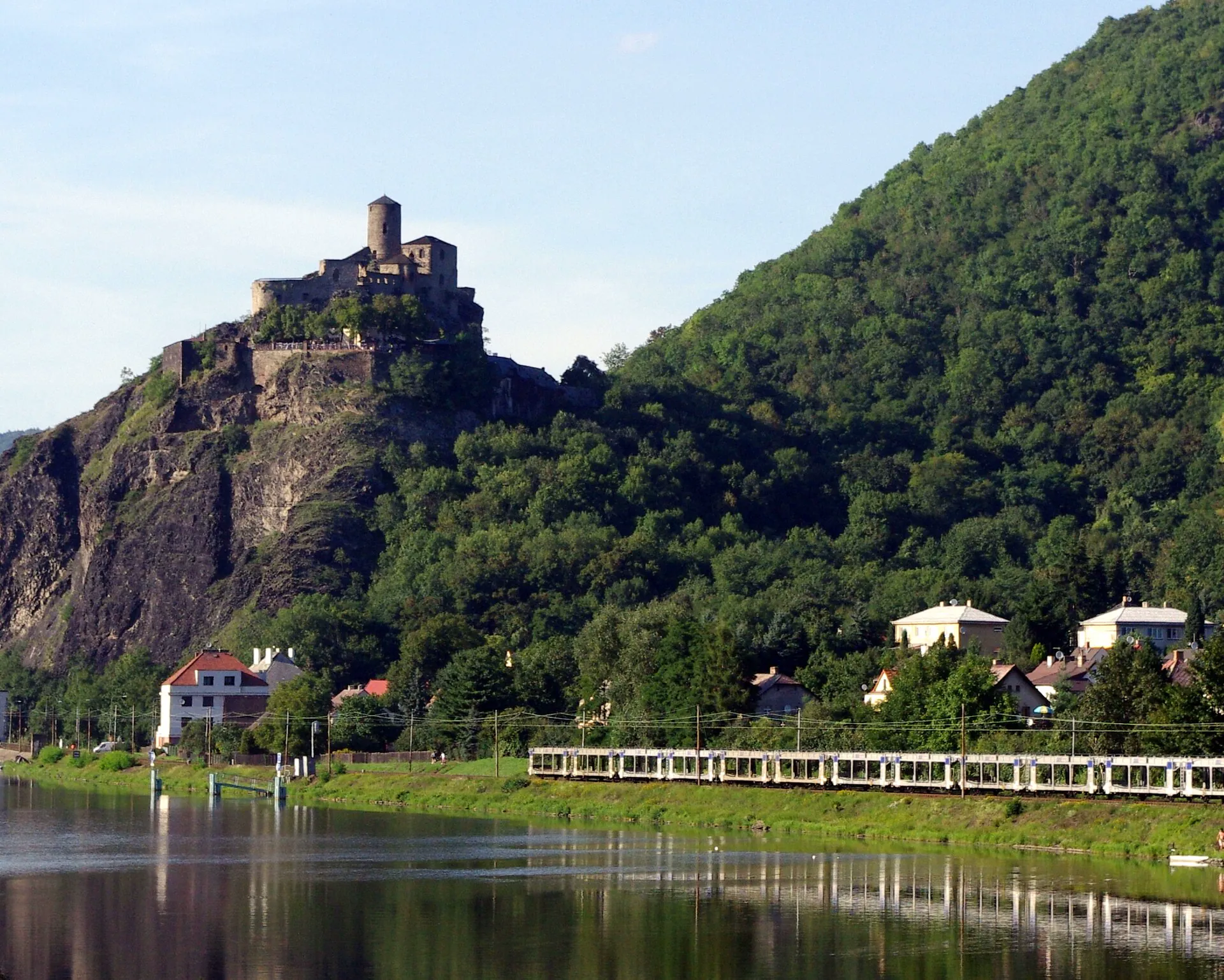 Hrad Střekov na skále nad Labem s odrazem v řece