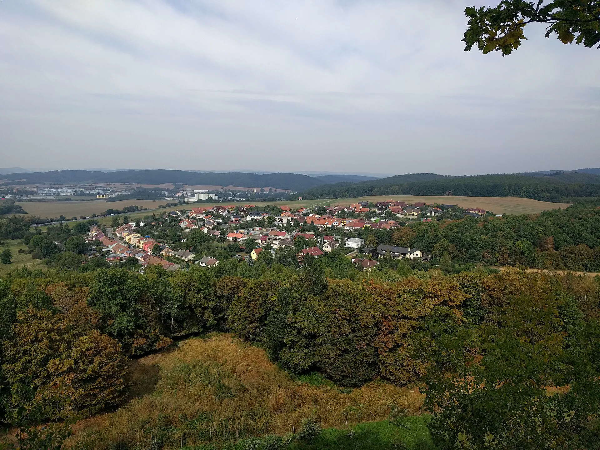 Výhled z hřebene Babího lomu na Kuřim a okolní kraj
