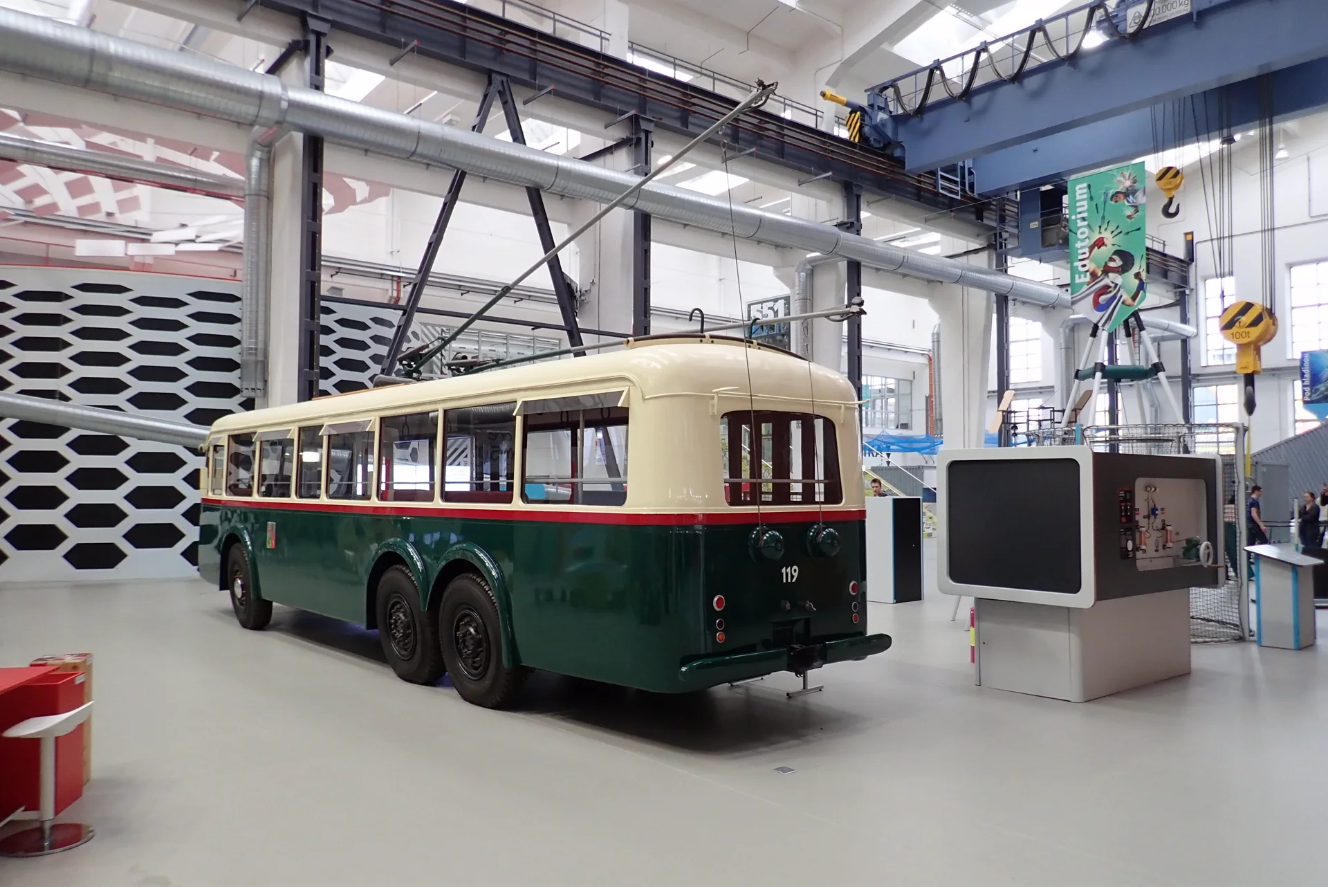 Historický trolejbus Škoda 3Tr3 vystavený v expoziční hale