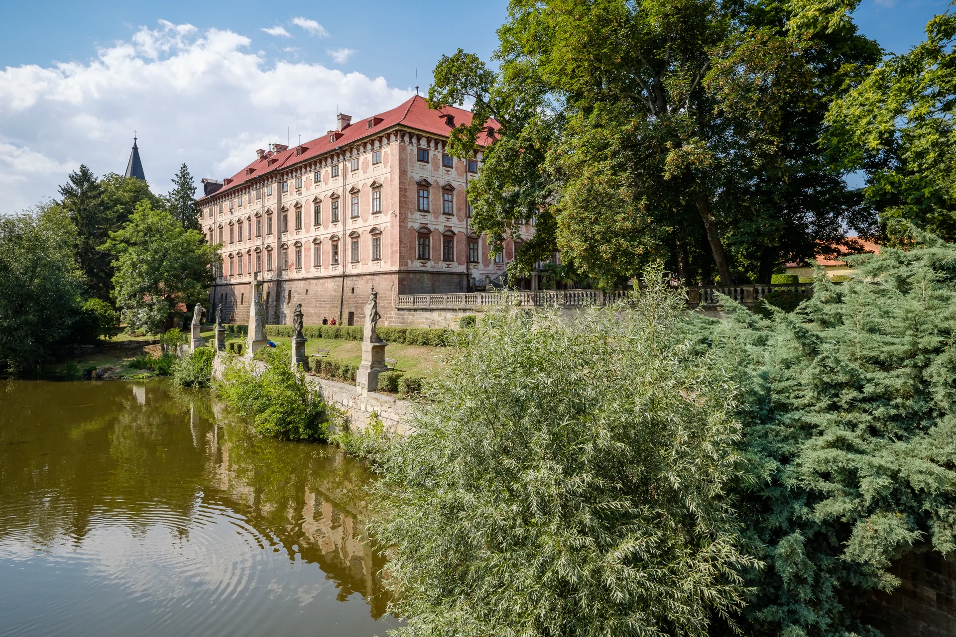 Zámek Libochovice od hladiny Ohře, průčelí s věží nad břehem