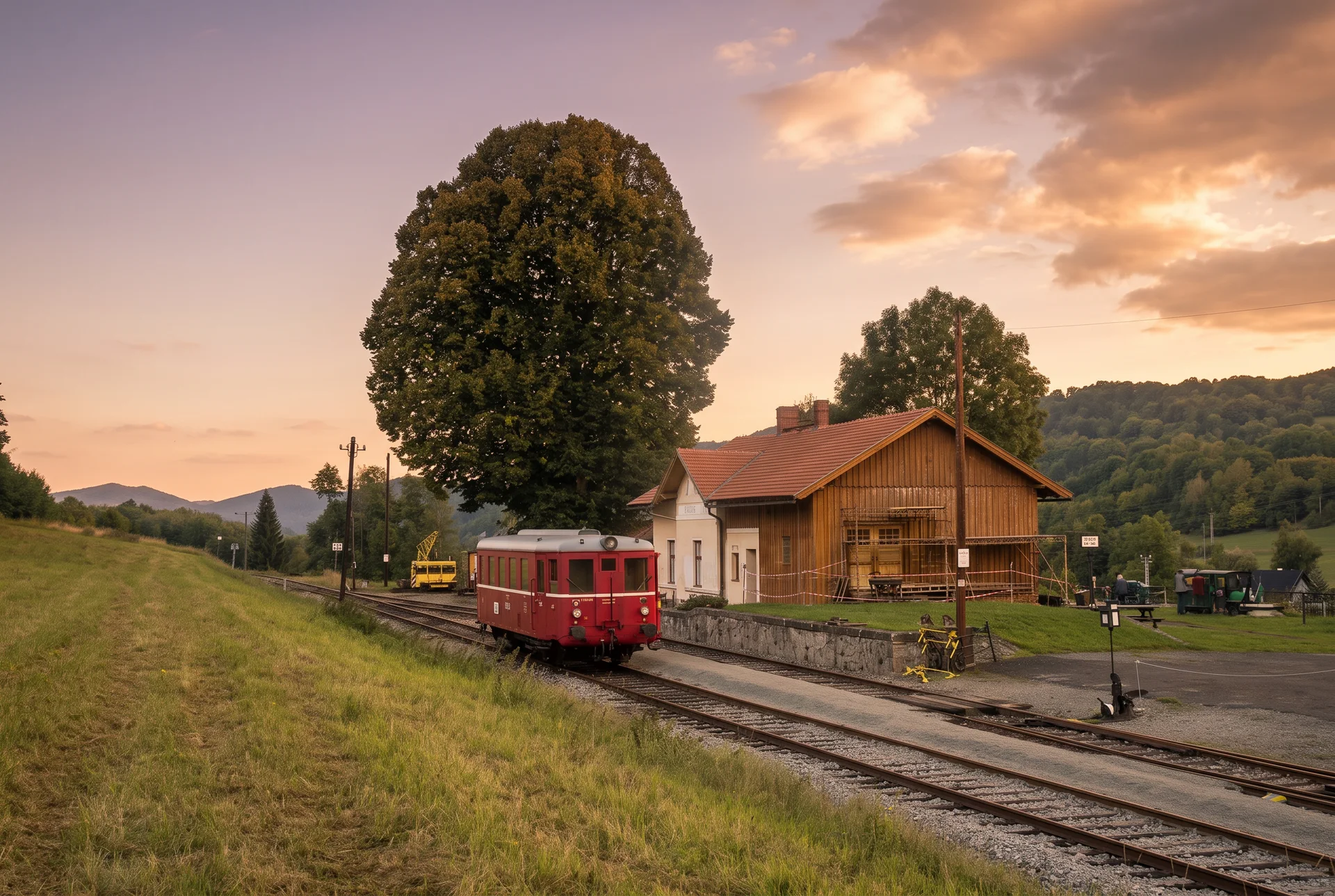 Historický motoráček u nádraží Zubrnické museální železnice pod zalesněnými kopci