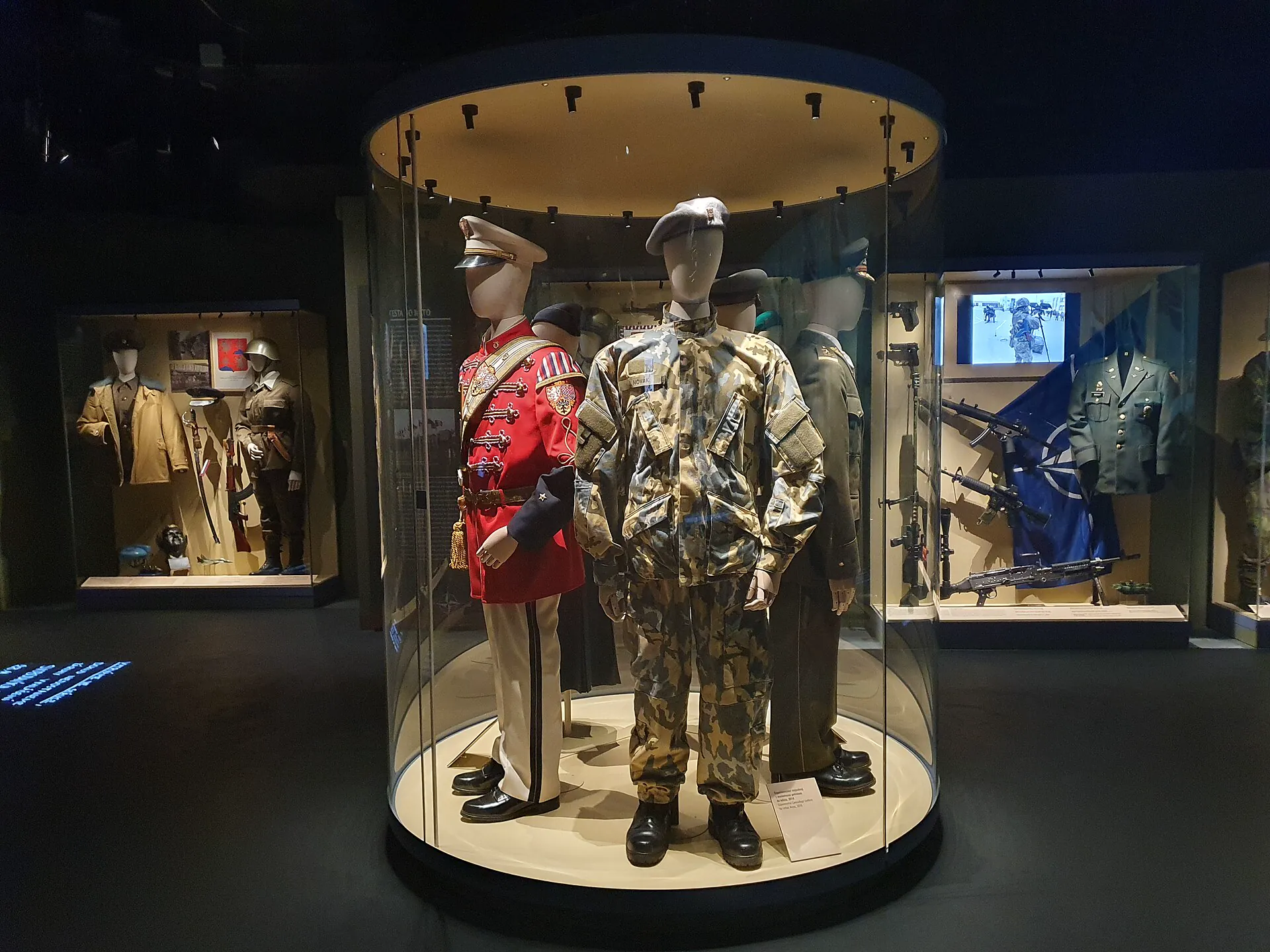 Moderní expozice s uniformami československé a české armády