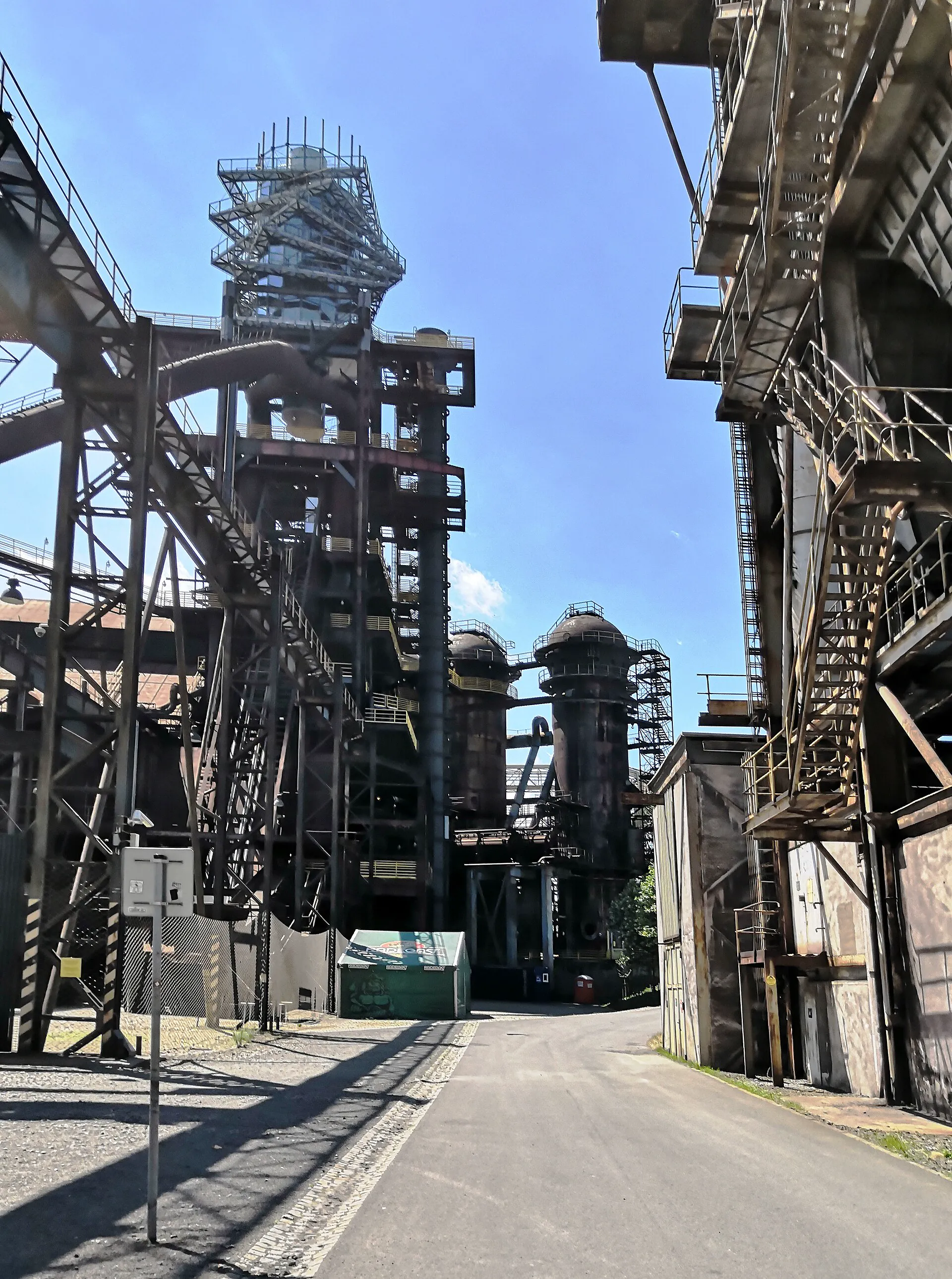 Vyhlídková věž Bolt Tower nad areálem vysokých pecí