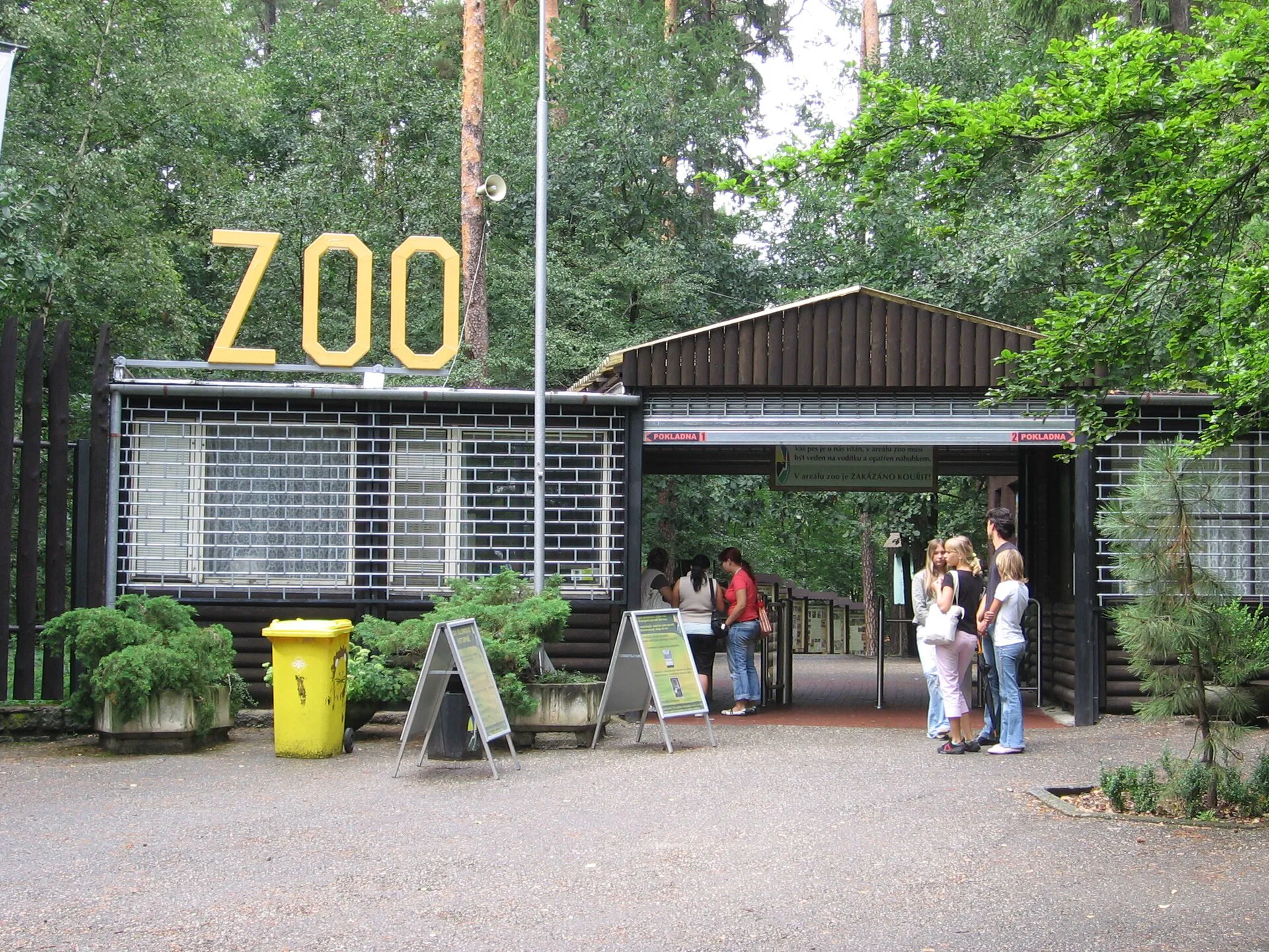 Původní vstupní branka s velkým nápisem ZOO