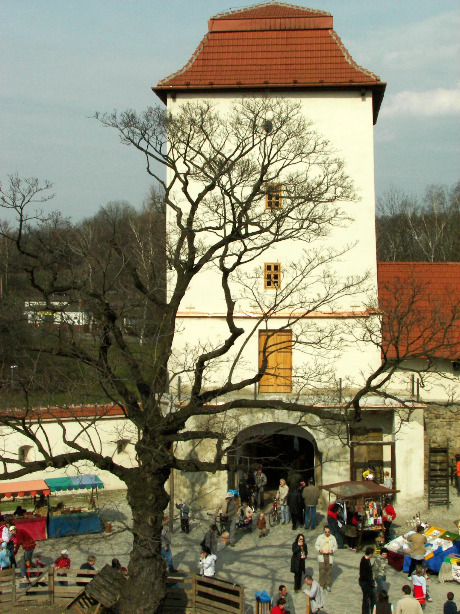 Pohled na hradní věž a nádvoří s tržními stánky během akce