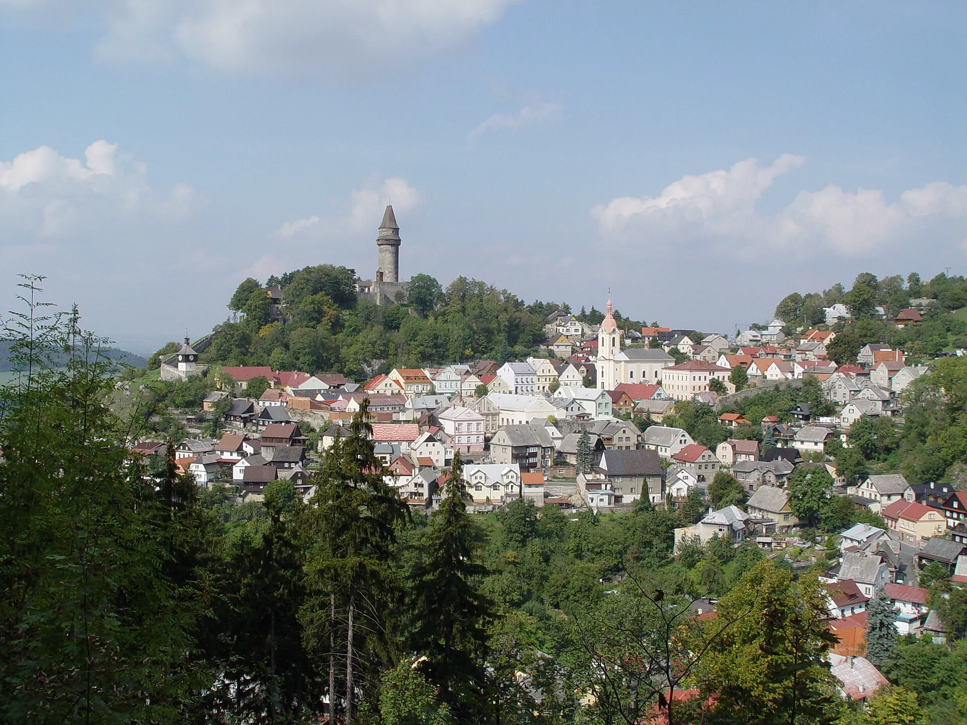 Štramberk s věží Trúby na kopci nad střechami městečka