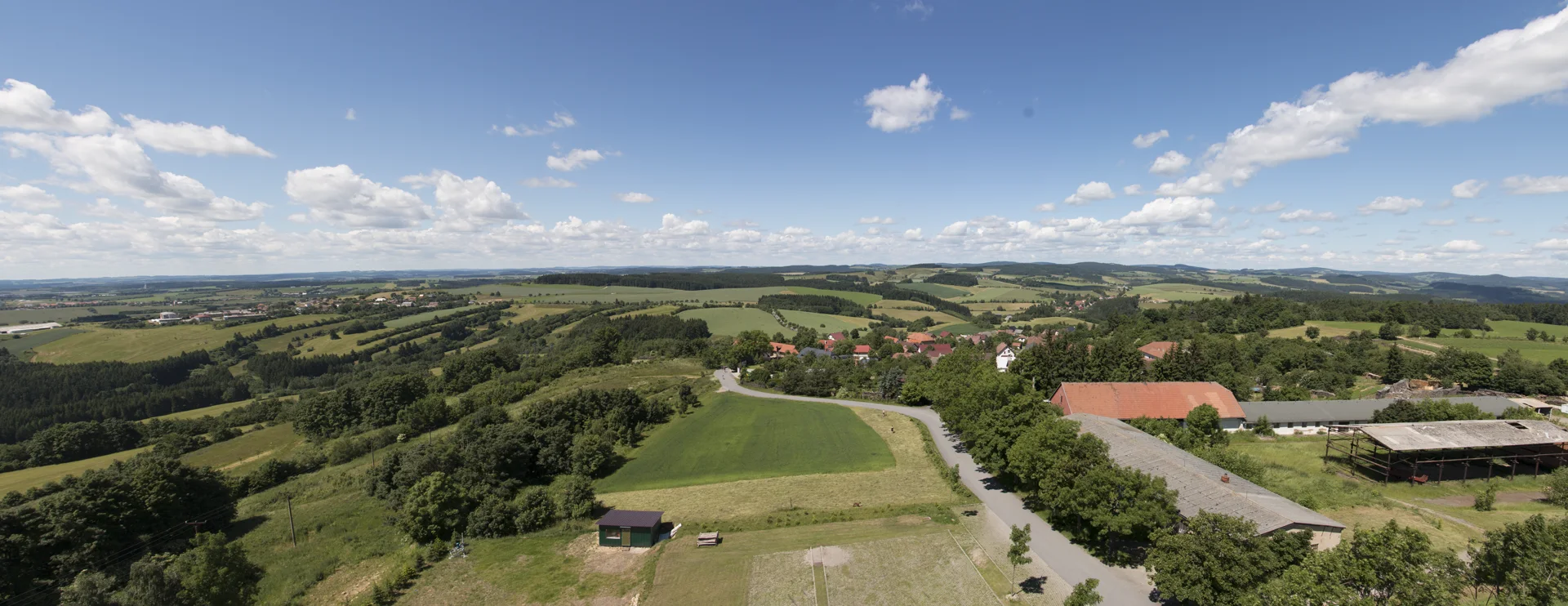 Panoramatický rozhled z vyhlídkové plošiny rozhledny