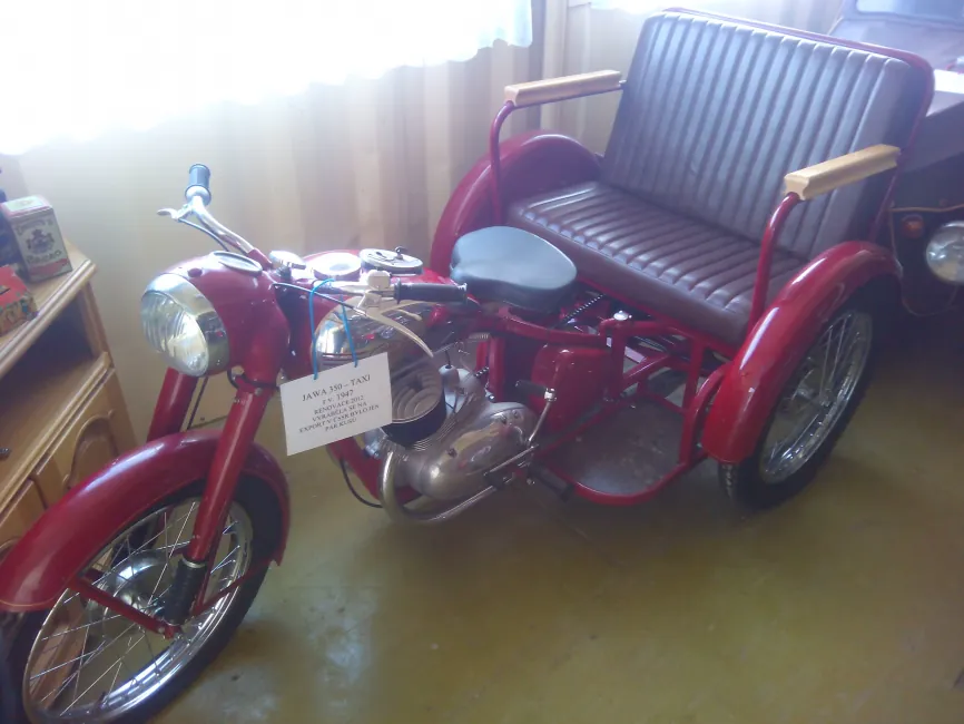 Historický motocykl JAWA 250 s postranním sedadlem pro spolujezdce