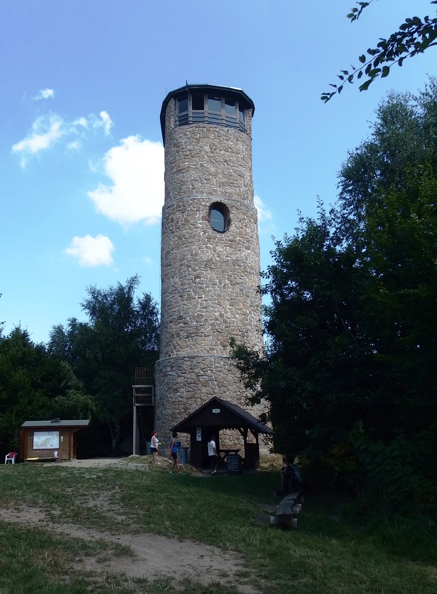 Rozhledna Brdo na vrcholu Chřibů, pod ní přístupová cesta a altán