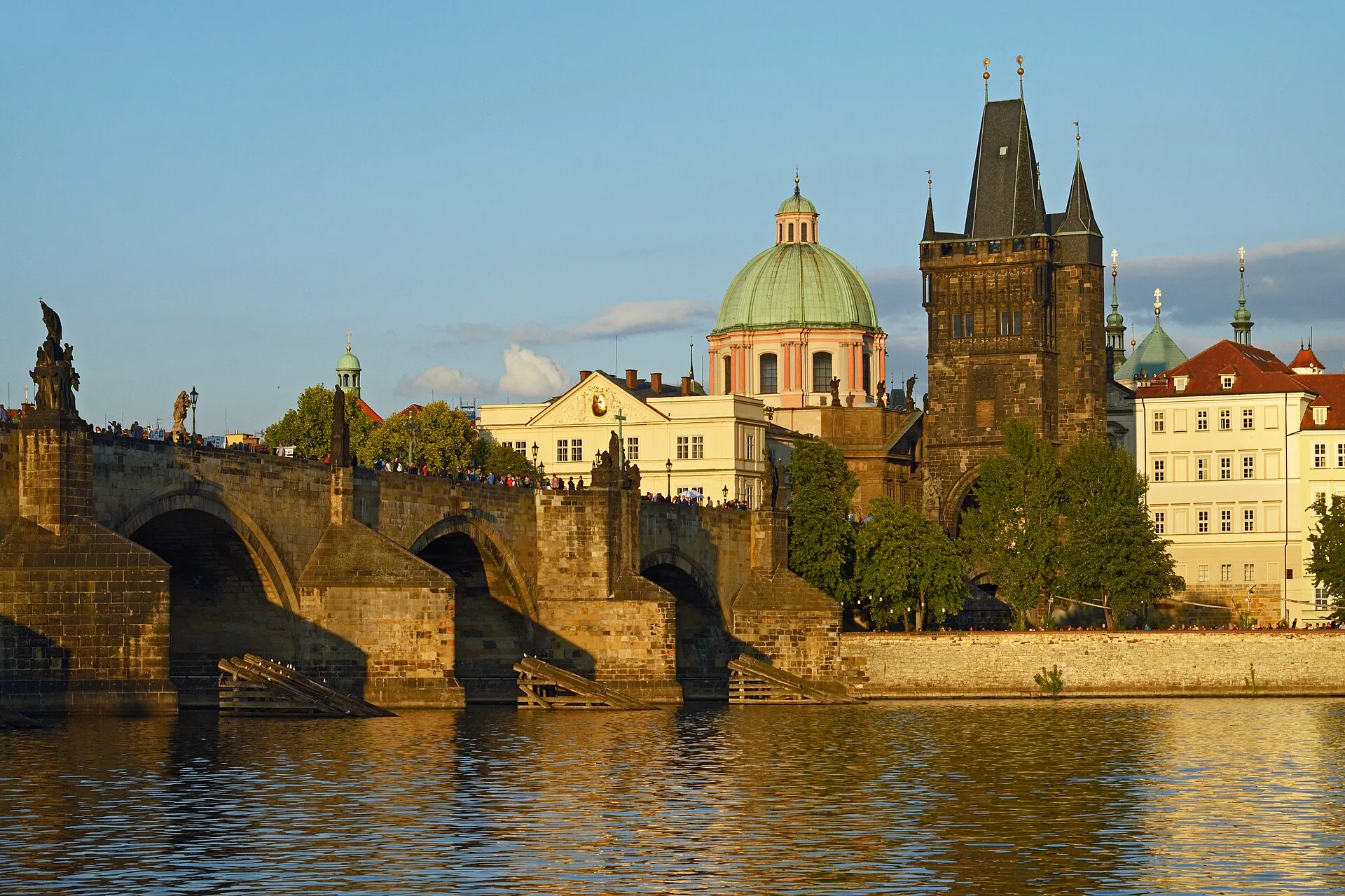 Karlův most a Staroměstská mostecká věž ve večerním světle
