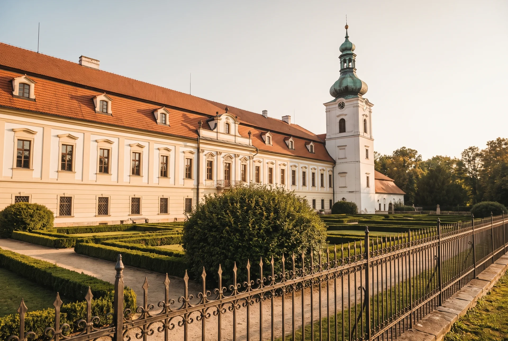 Zámek Nové Město nad Metují s věží se zelenou cibulovou bání a zámeckou zahradou