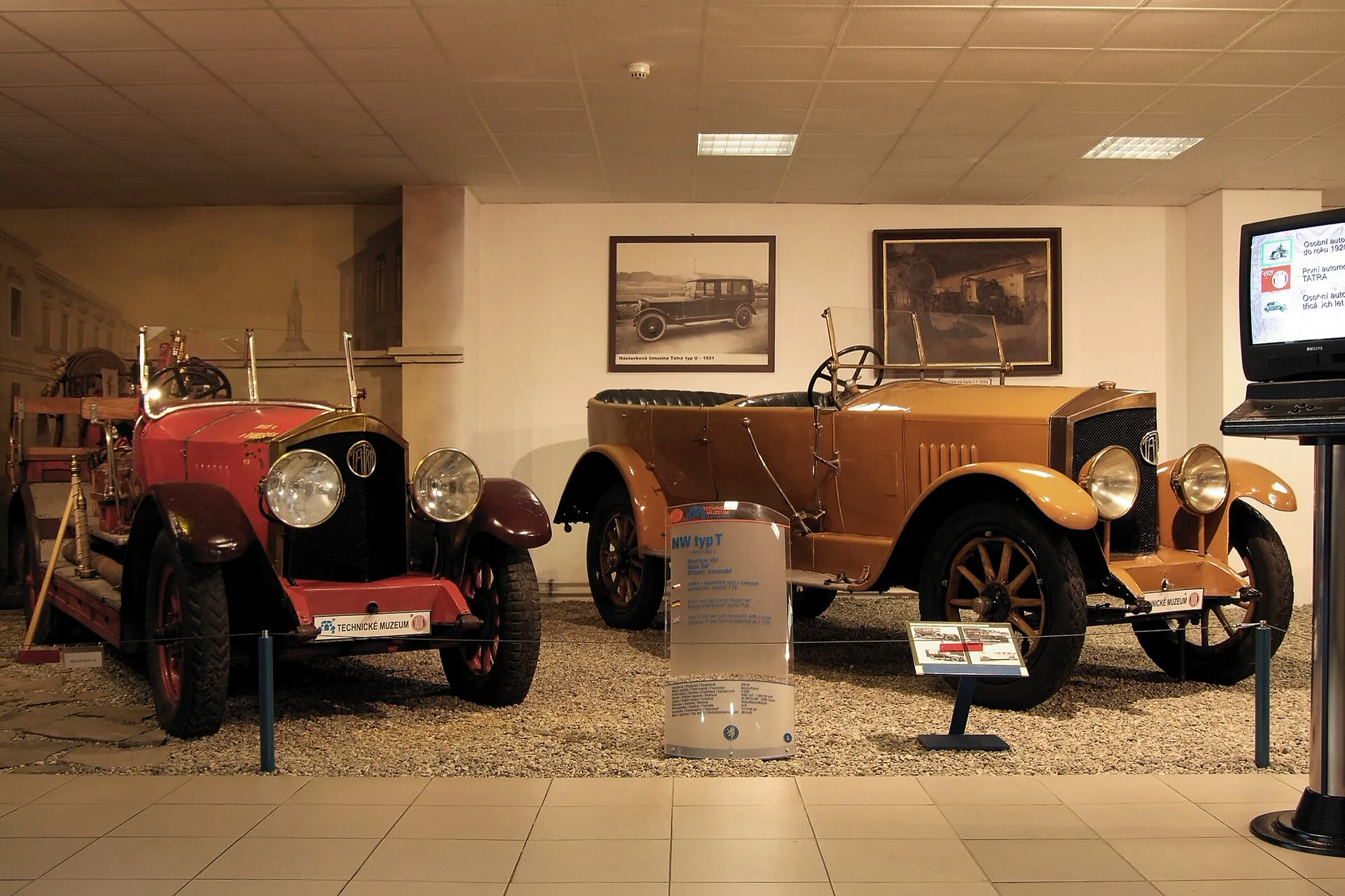Historické vozy Tatra z počátku 20. století v expozici