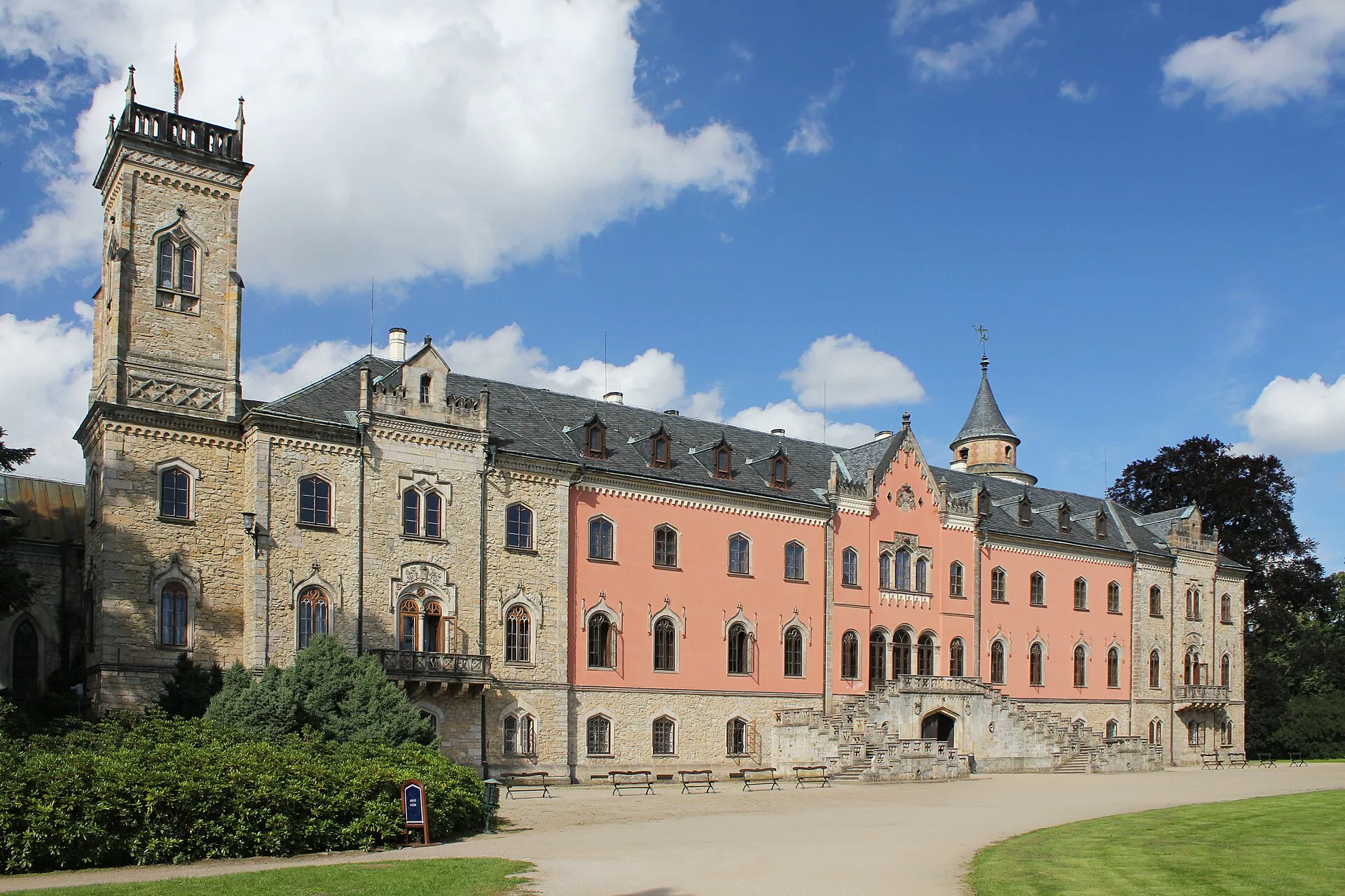 Novogotické průčelí zámku Sychrov s věží a schodištěm do parku