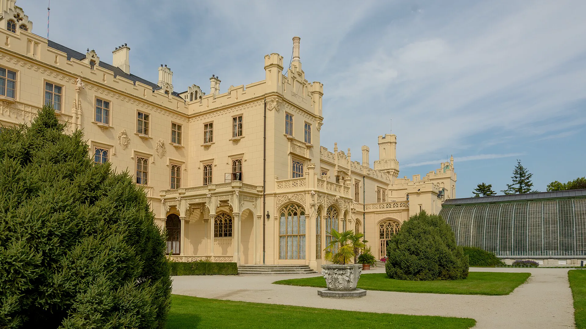 Boční pohled na zámek Lednice s palmovým skleníkem