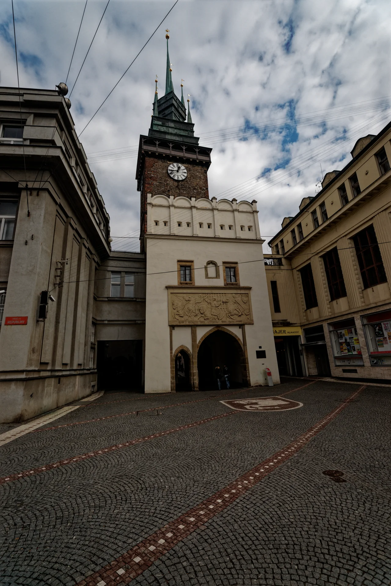 Zelená brána s hodinovou věží nad průjezdem, pohled z náměstí Republiky v Pardubicích