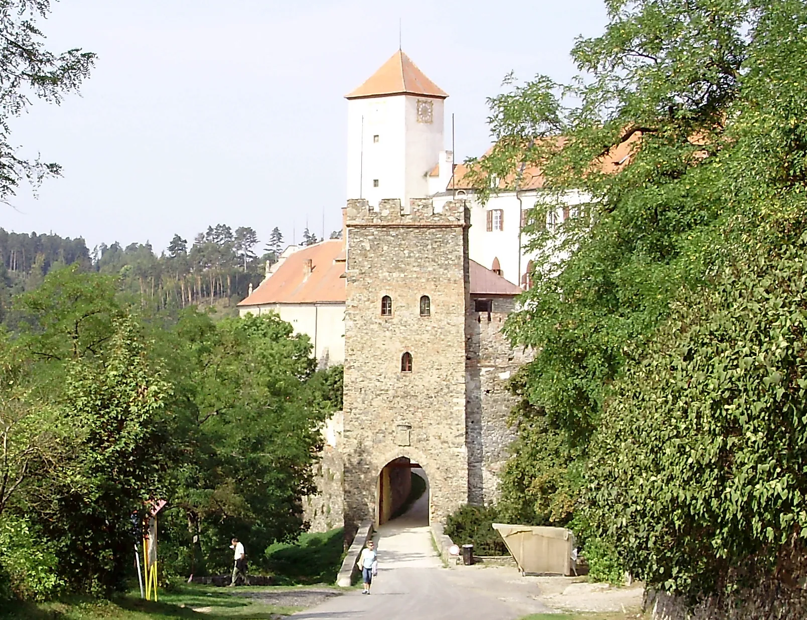 Vstupní brána a věž hradu Bítov s cimbuřím