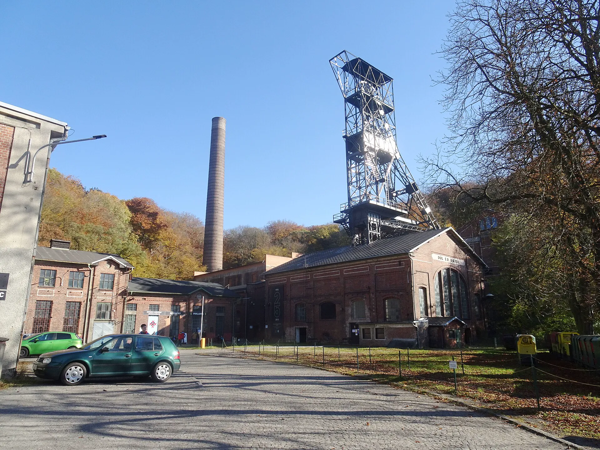 Areál Hornického muzea Landek Park s těžní věží a komínem