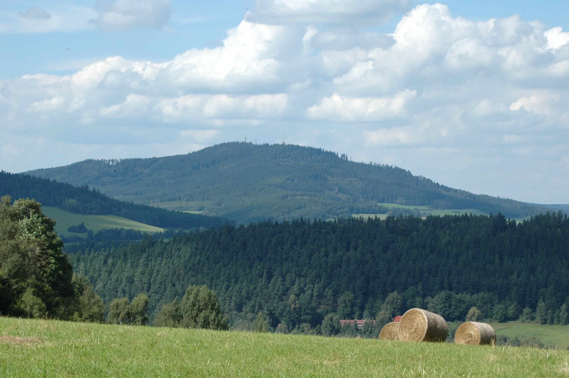 Vrch Svatobor s rozhlednou v krajině Šumavského podhůří