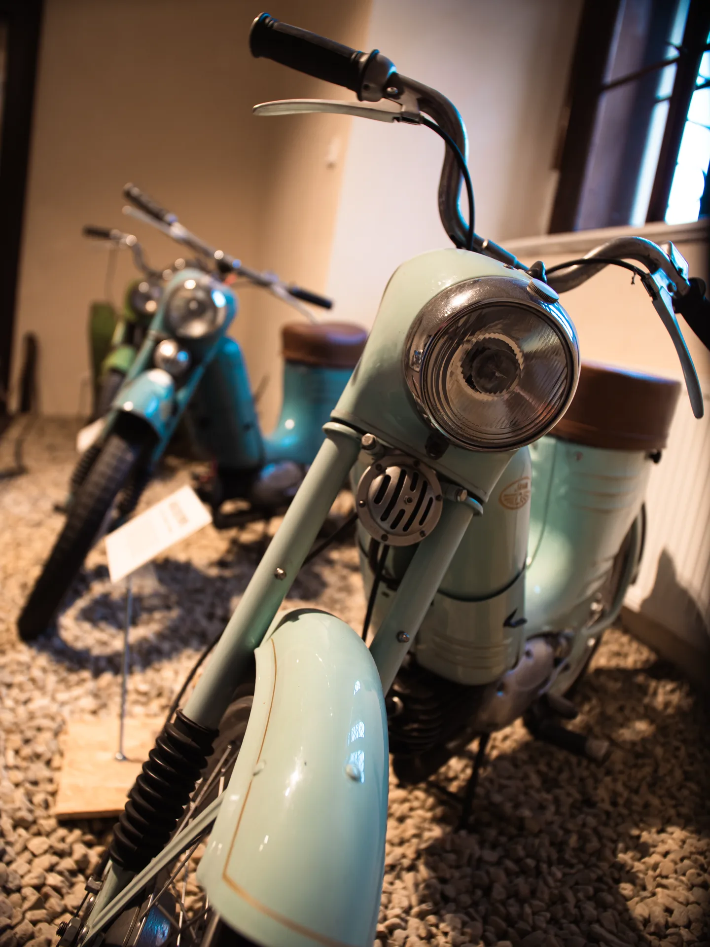 Historické skútry v expozici starých motorek