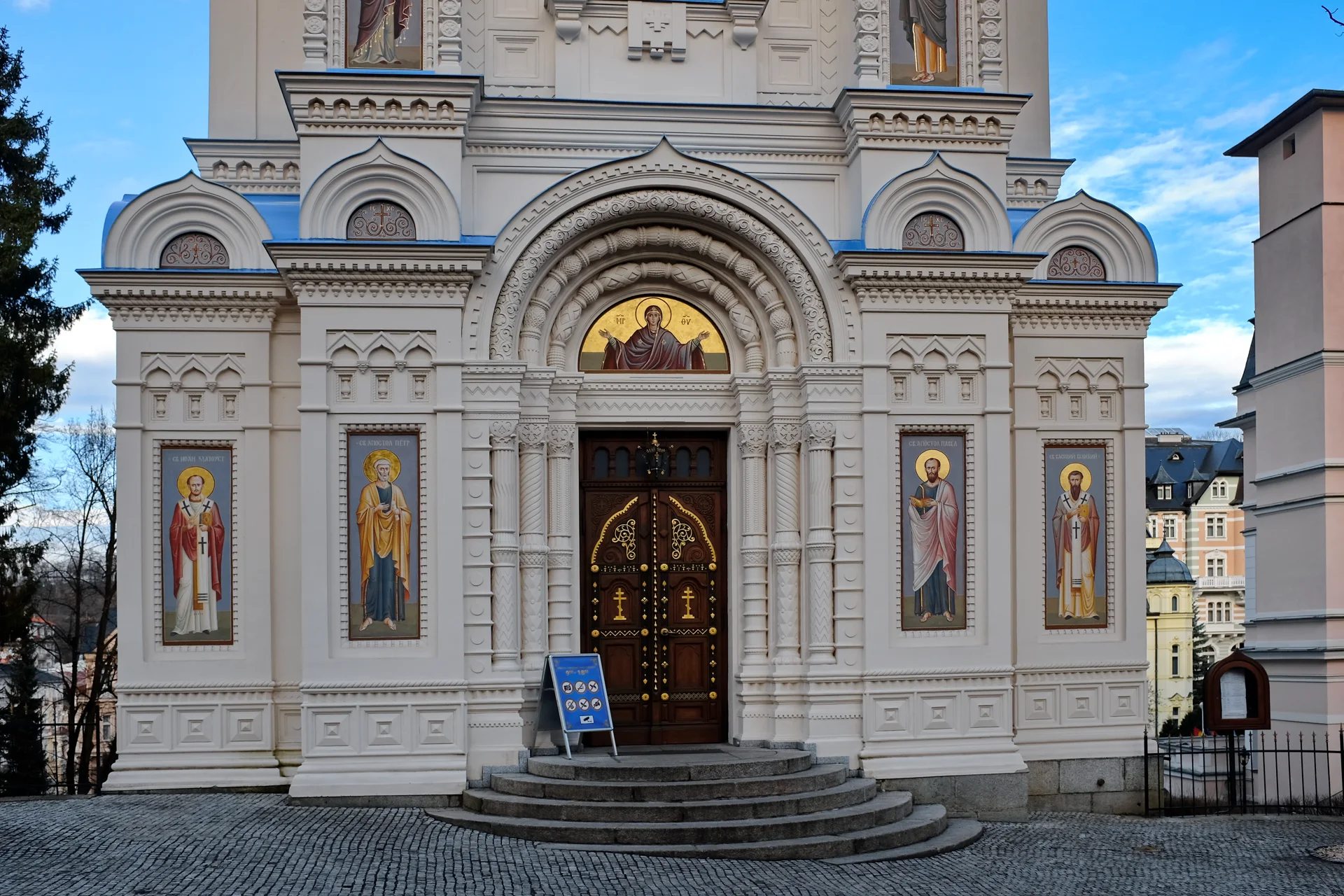 Hlavní vstupní portál chrámu s mozaikami svatých