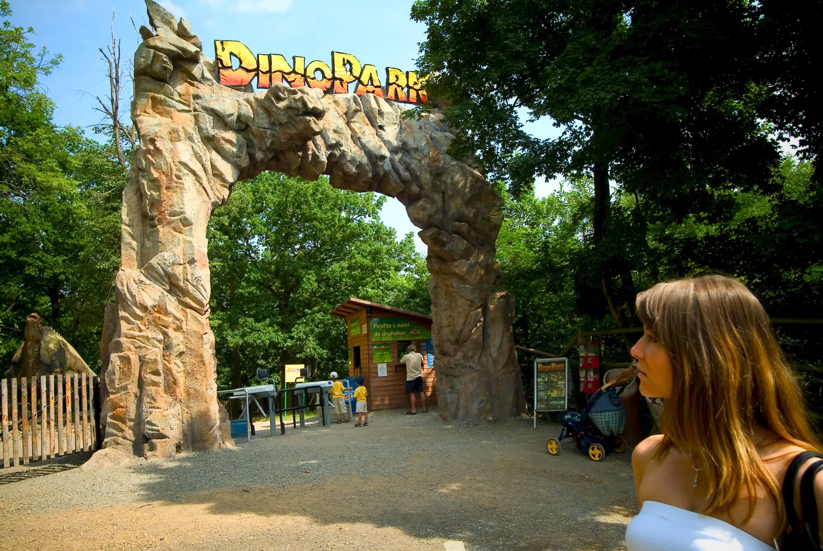 Vstupní brána do DinoParku Plzeň s nápisem DinoPark
