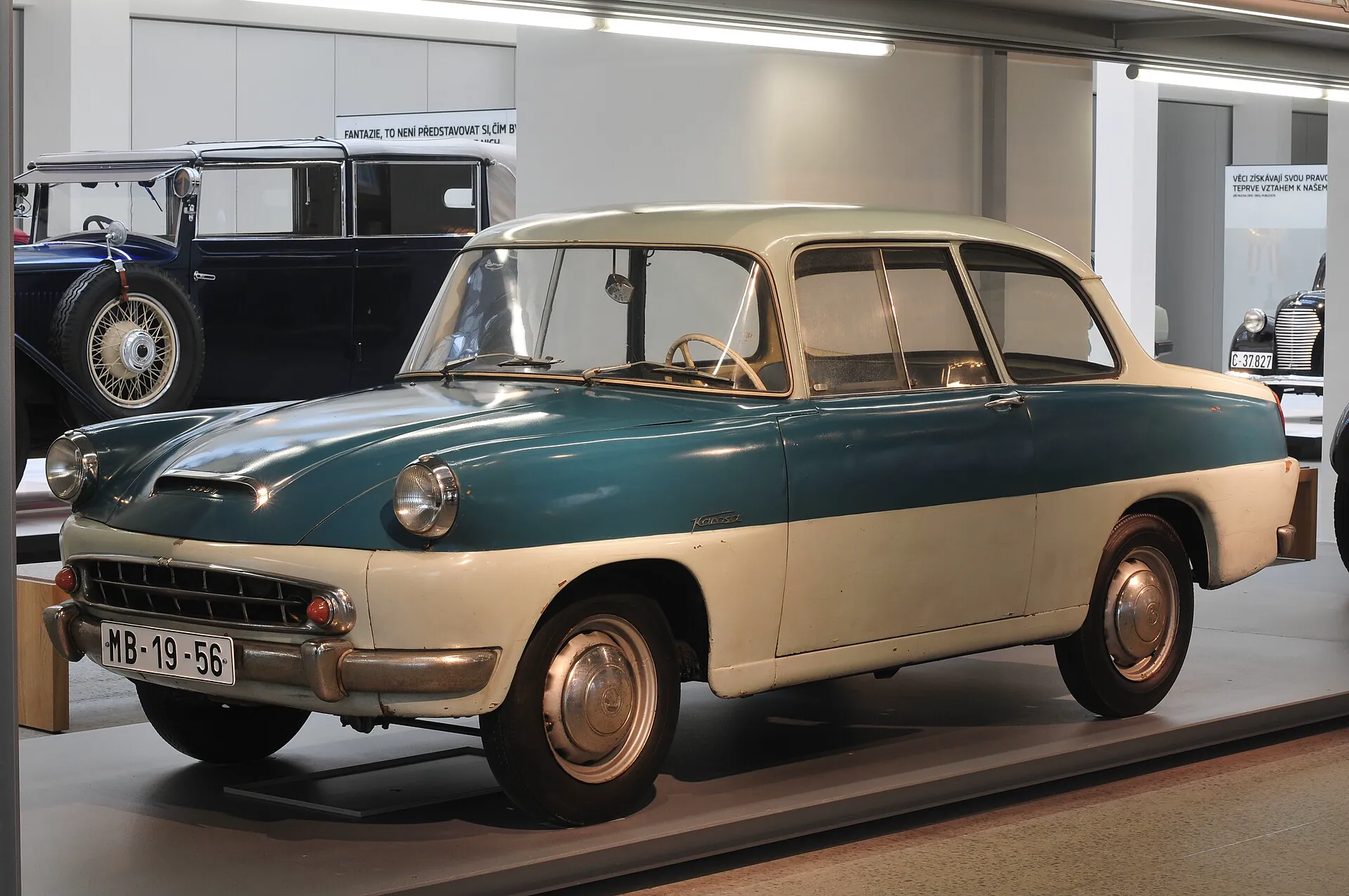 Historický dvoubarevný vůz Škoda ve sbírce muzea