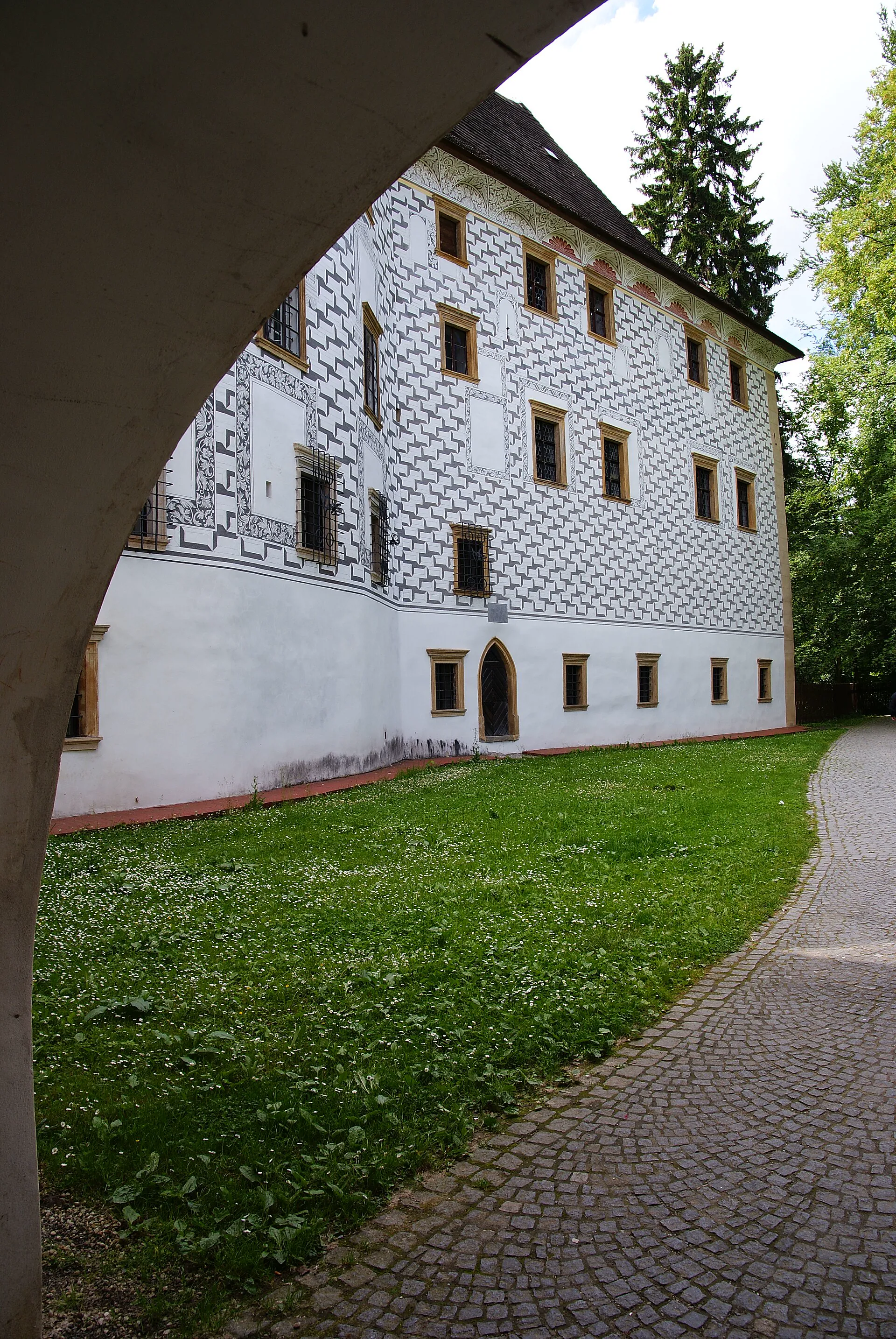 Sgrafitová výzdoba renesančního průčelí zámku