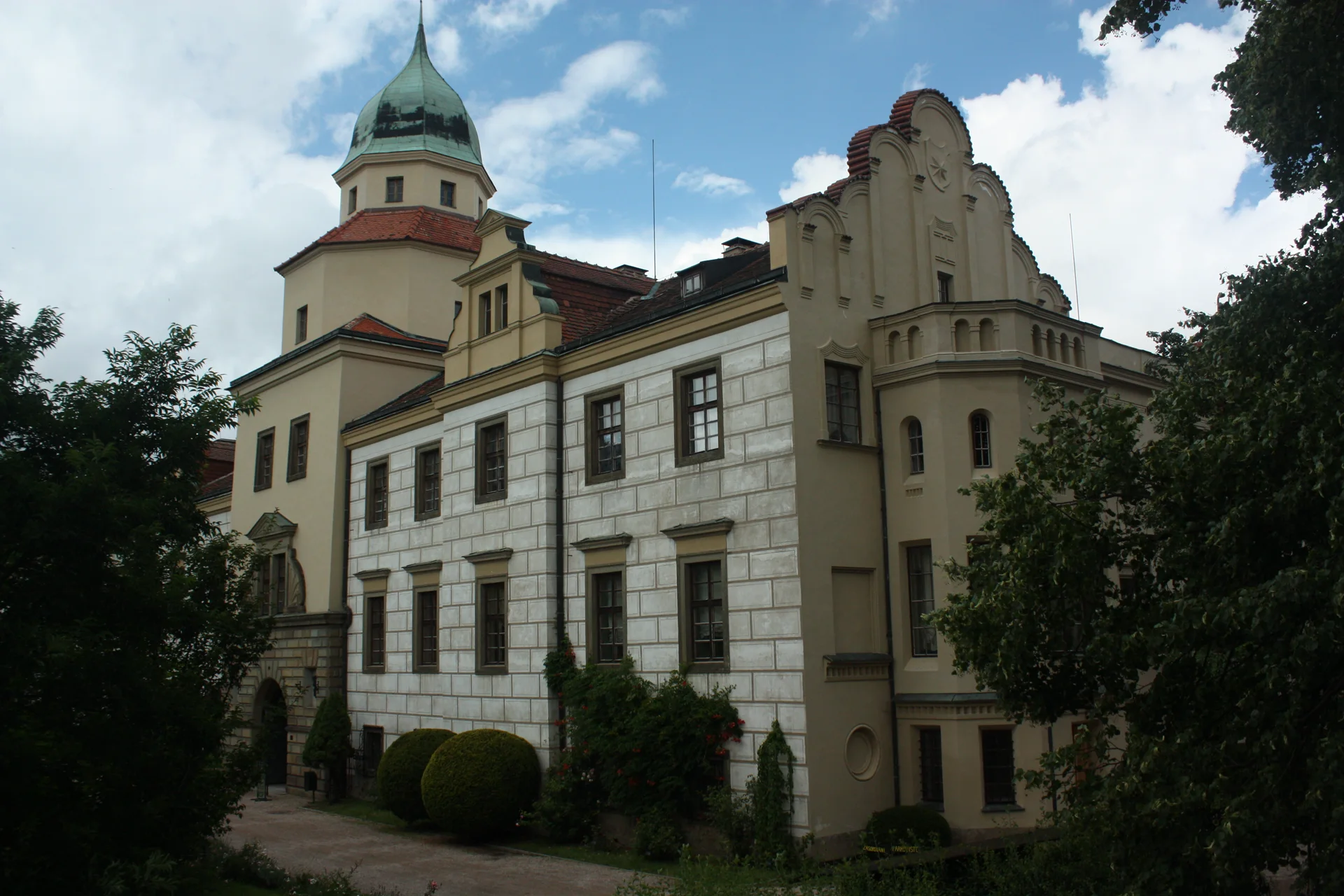 Boční průčelí zámku Častolovice s věží