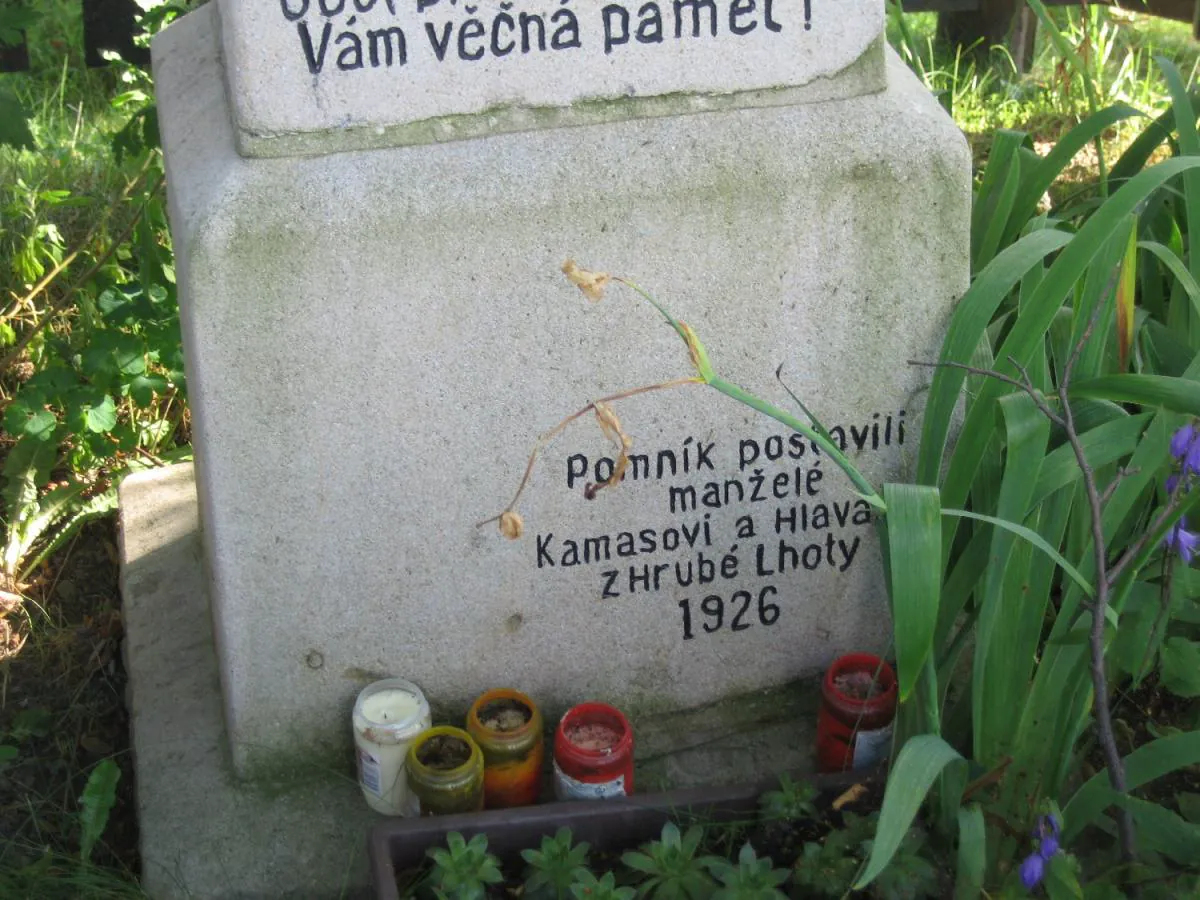 Detail nápisu na podstavci pomníku s věnováním z roku 1926