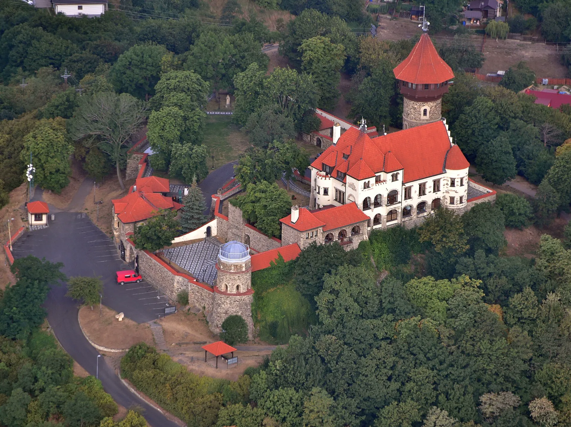 Pohled z výšky na hradní areál obklopený zelení
