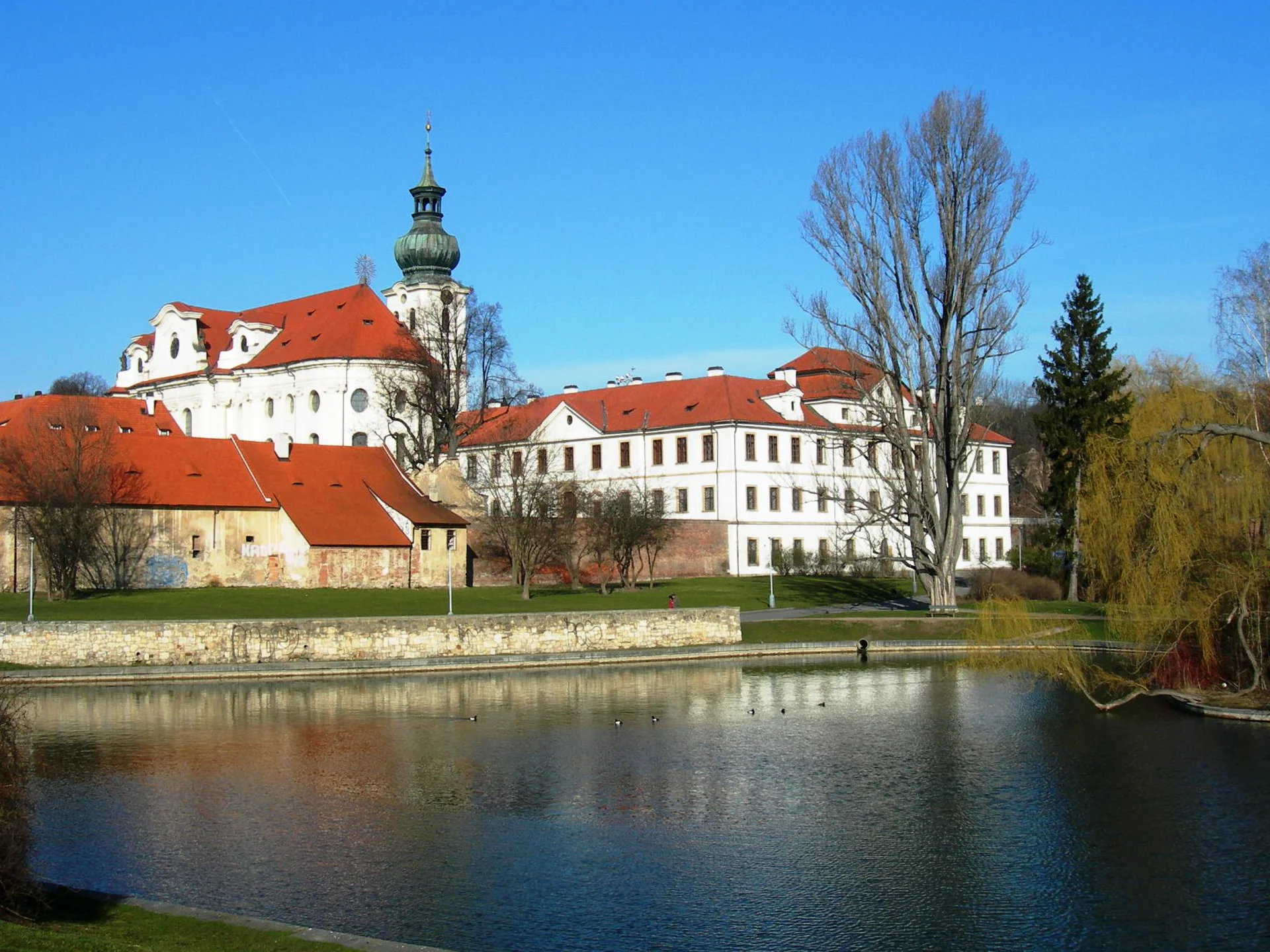 Břevnovský klášter s věží baziliky nad hladinou klášterního rybníka