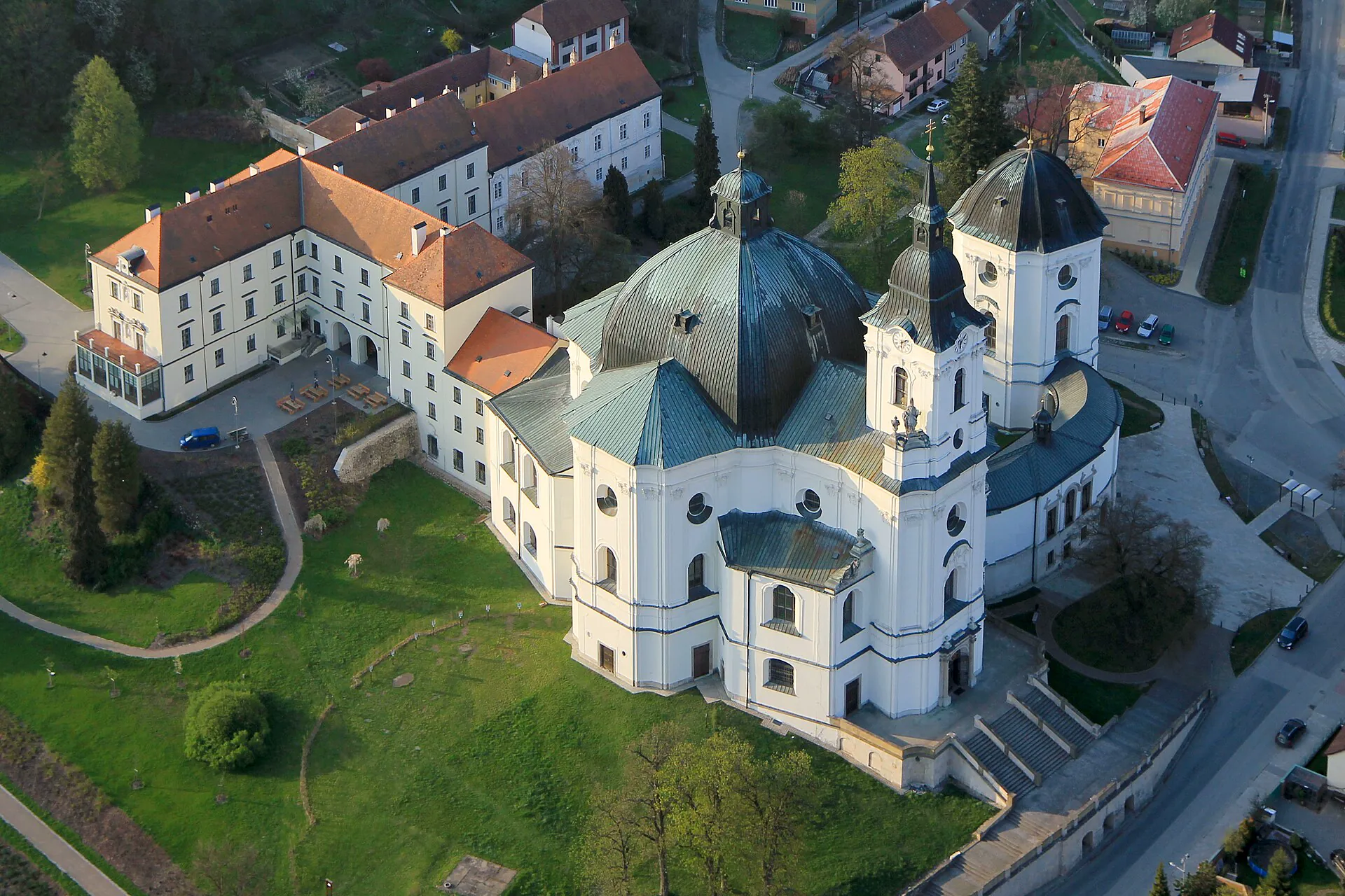 Letecký pohled na poutní areál s kostelem a zámkem ve Křtinách
