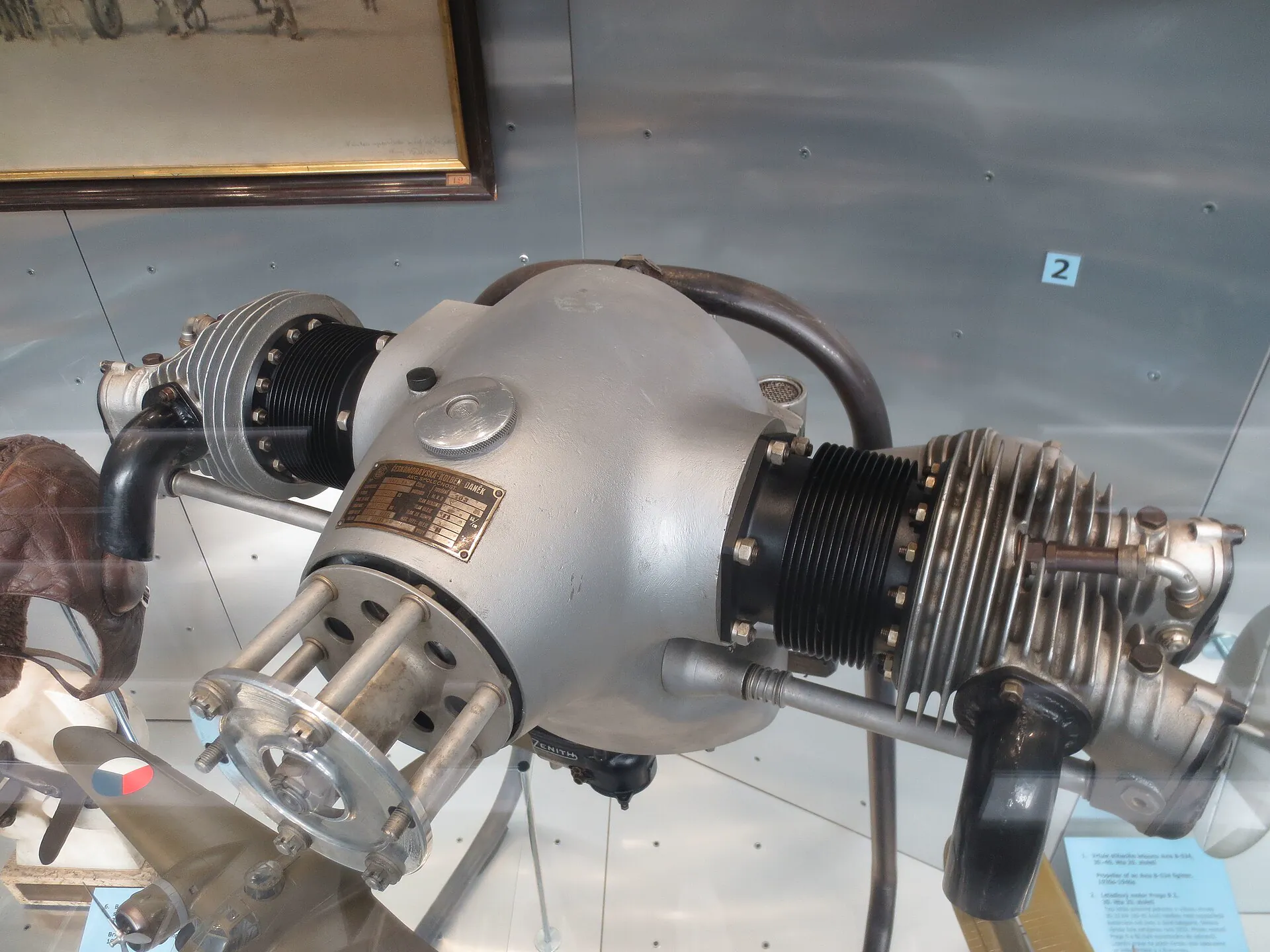 Historický letecký motor v expozici muzea