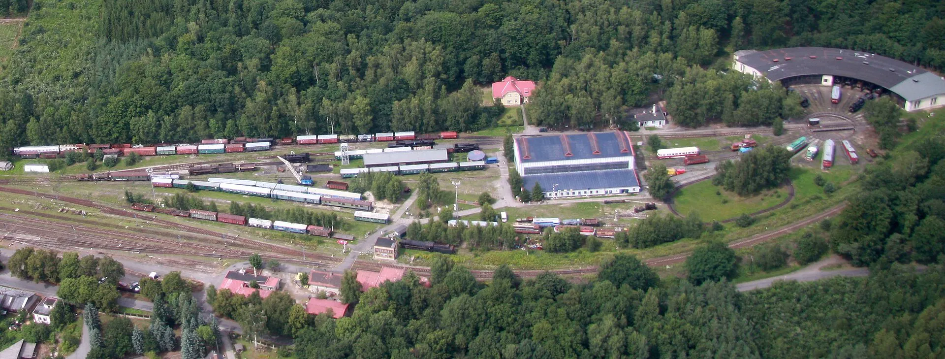Letecký pohled na celý areál železničního muzea s halami a rotundou