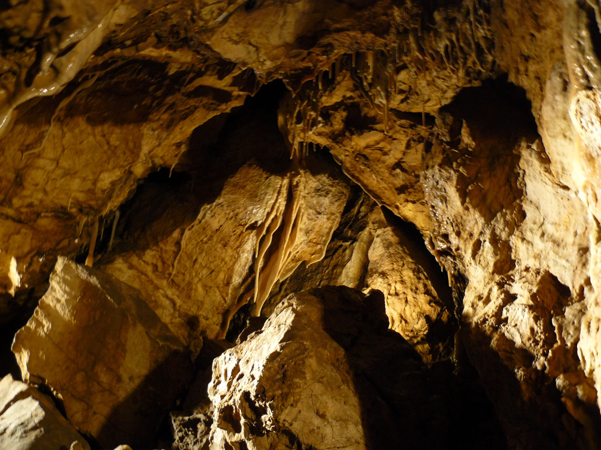Krápníková výzdoba v podzemí Bozkovských dolomitových jeskyní
