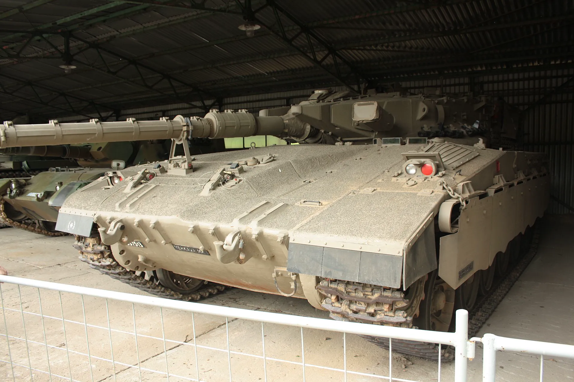 Izraelský tank Merkava vystavený v hale muzea