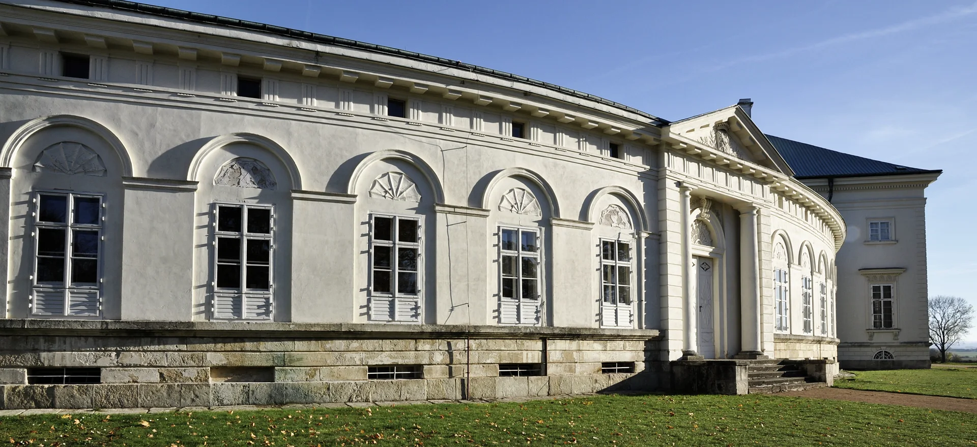 Vnější průčelí severního křídla zámku Kačina s arkádami a klenutými okny