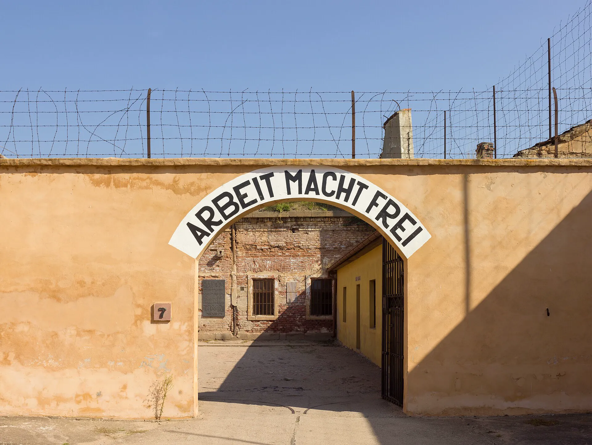 Brána s nápisem Arbeit macht frei ve věznici Malé pevnosti