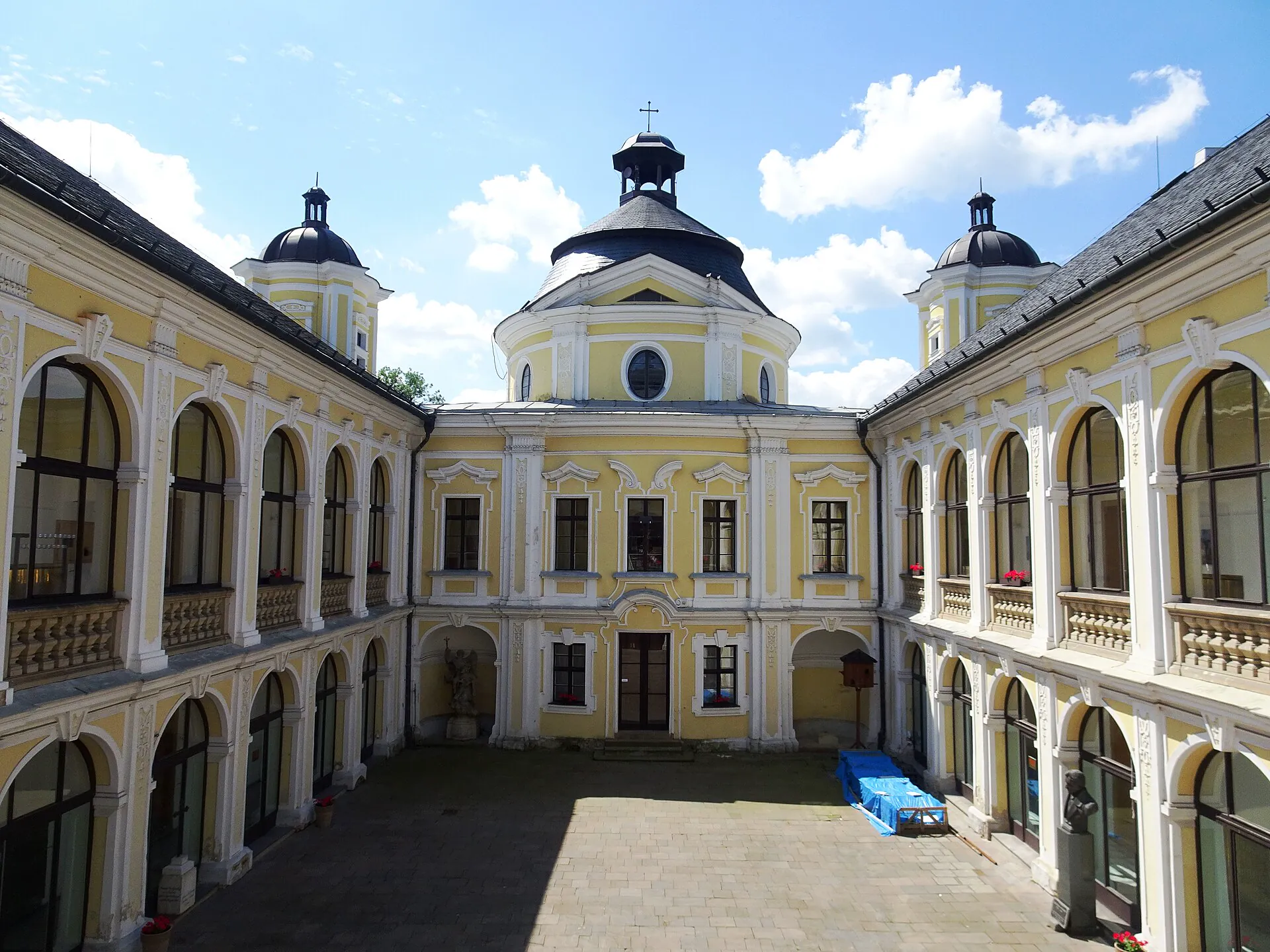 Zámecké nádvoří s arkádami a věžičkami