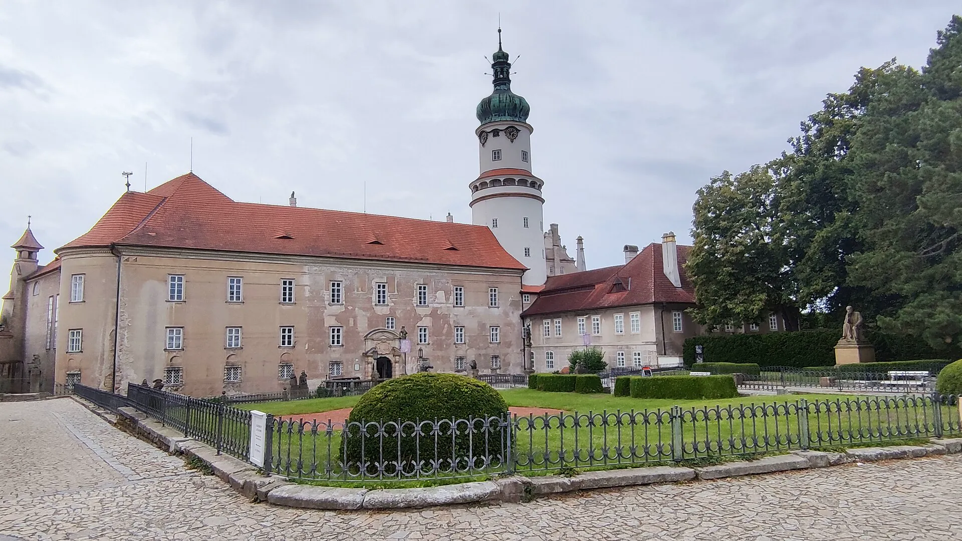 Zámek s věží Máselnicí a hodinami nad nádvořím