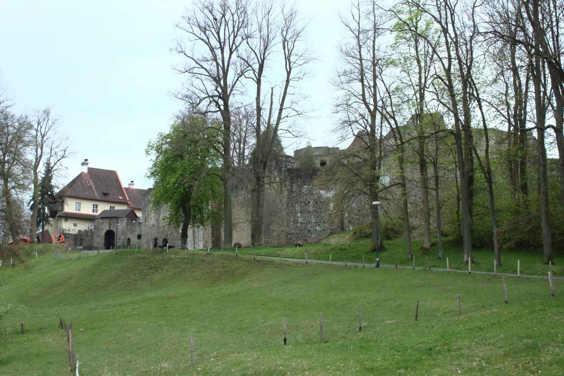Hrad Klenová s hradbami nad loukou v Pošumaví