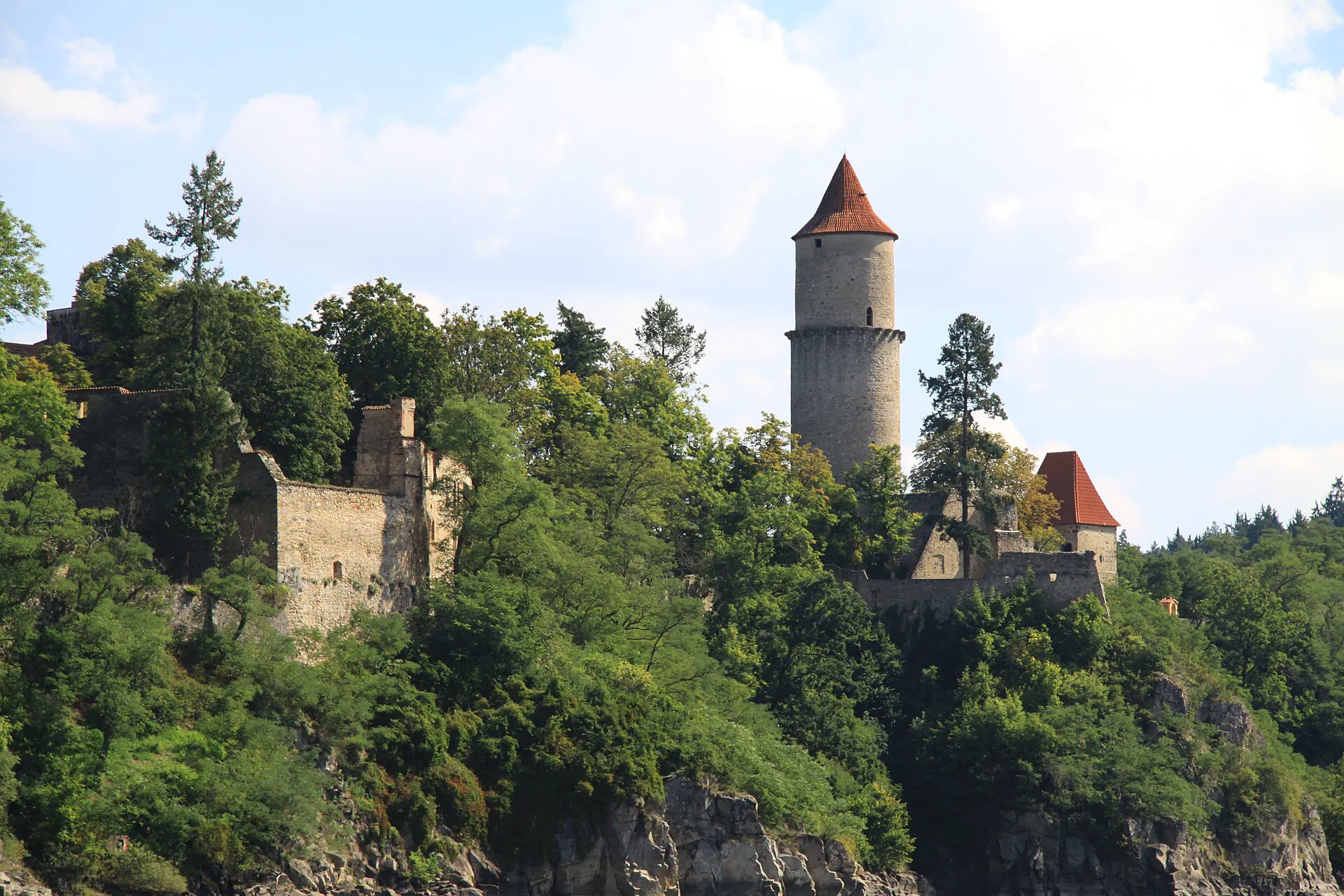 Hrad Zvíkov s věží na skalnatém ostrohu nad vodou