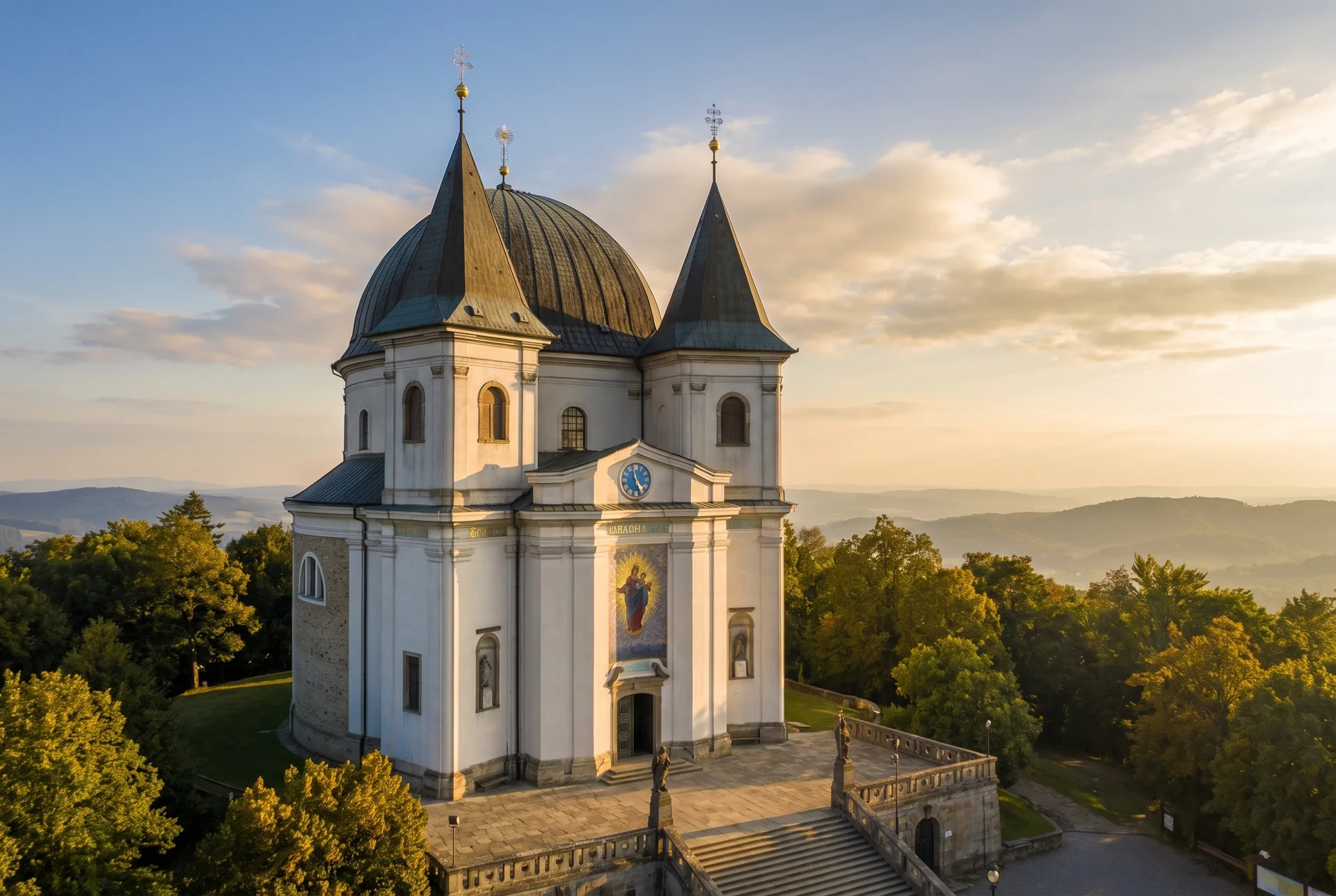 Poutní bazilika na Svatém Hostýně s kopulí a dvěma věžemi